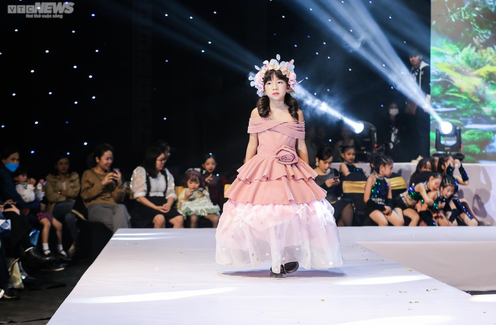 Hơn 100 mẫu nhí khoe tài trong đêm diễn Fashion Junction - Giao lộ thời trang - 11