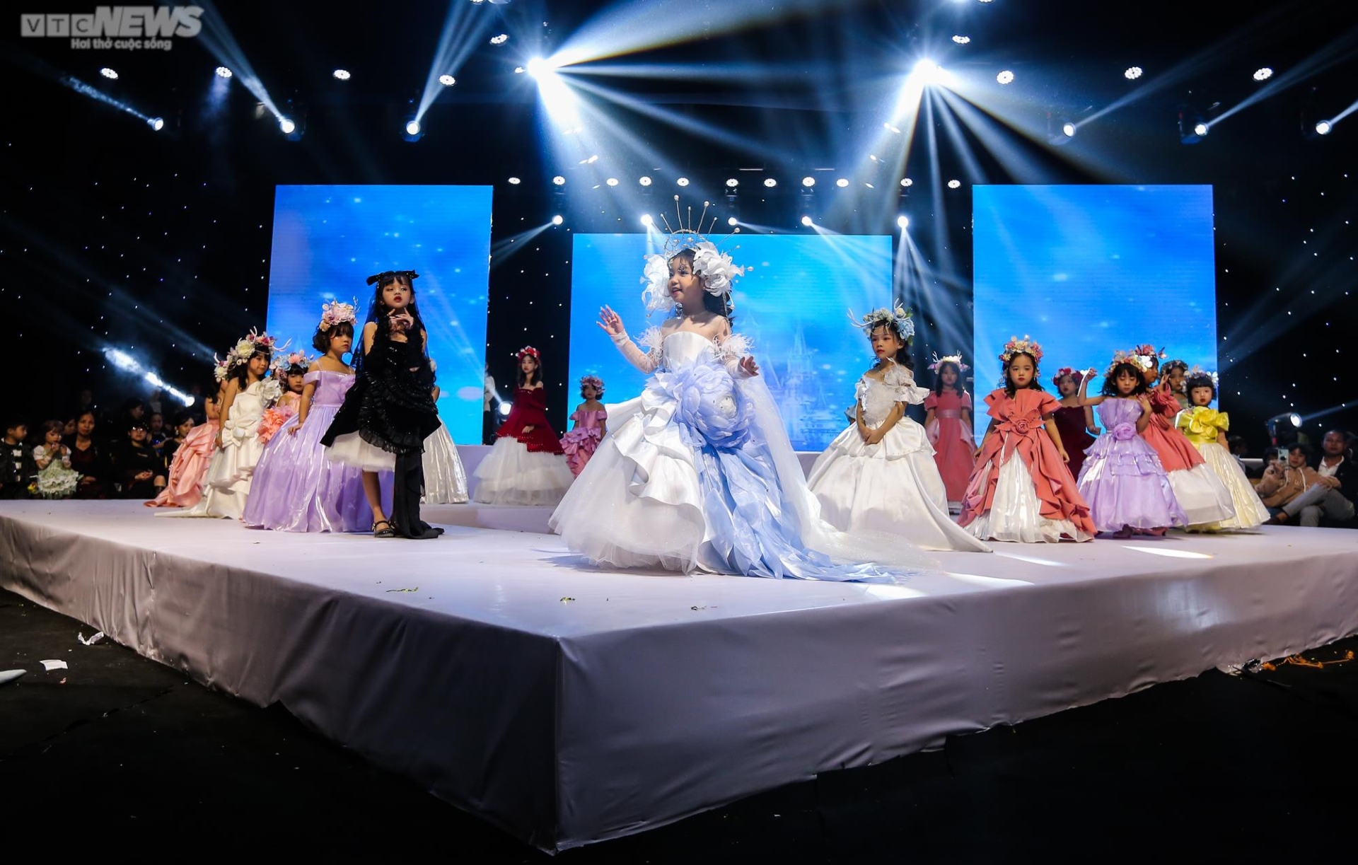 Hơn 100 mẫu nhí khoe tài trong đêm diễn Fashion Junction - Giao lộ thời trang - 14