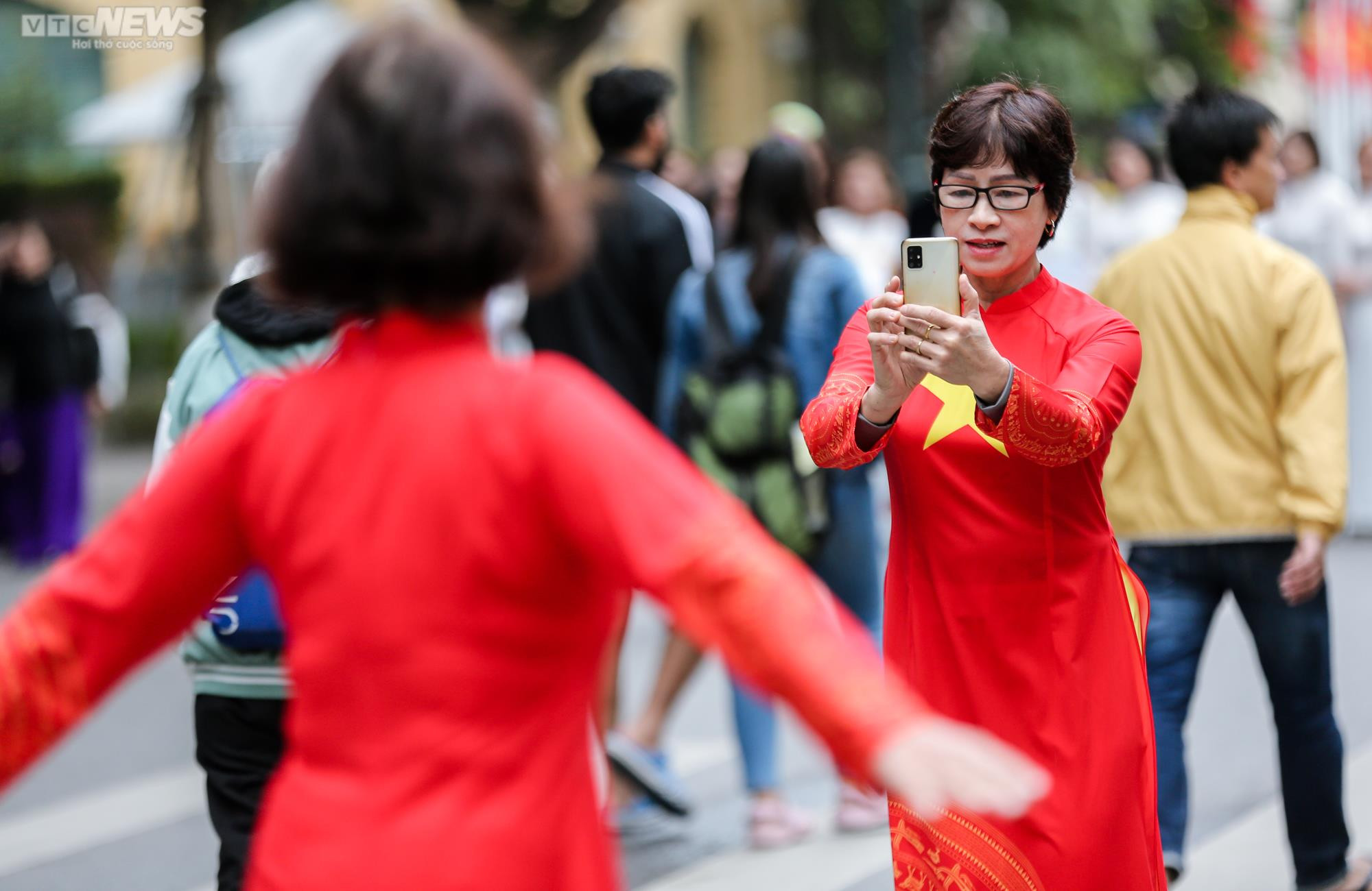 Rợp người diện áo dài khoe dáng trên phố đi bộ Hồ Gươm - 9