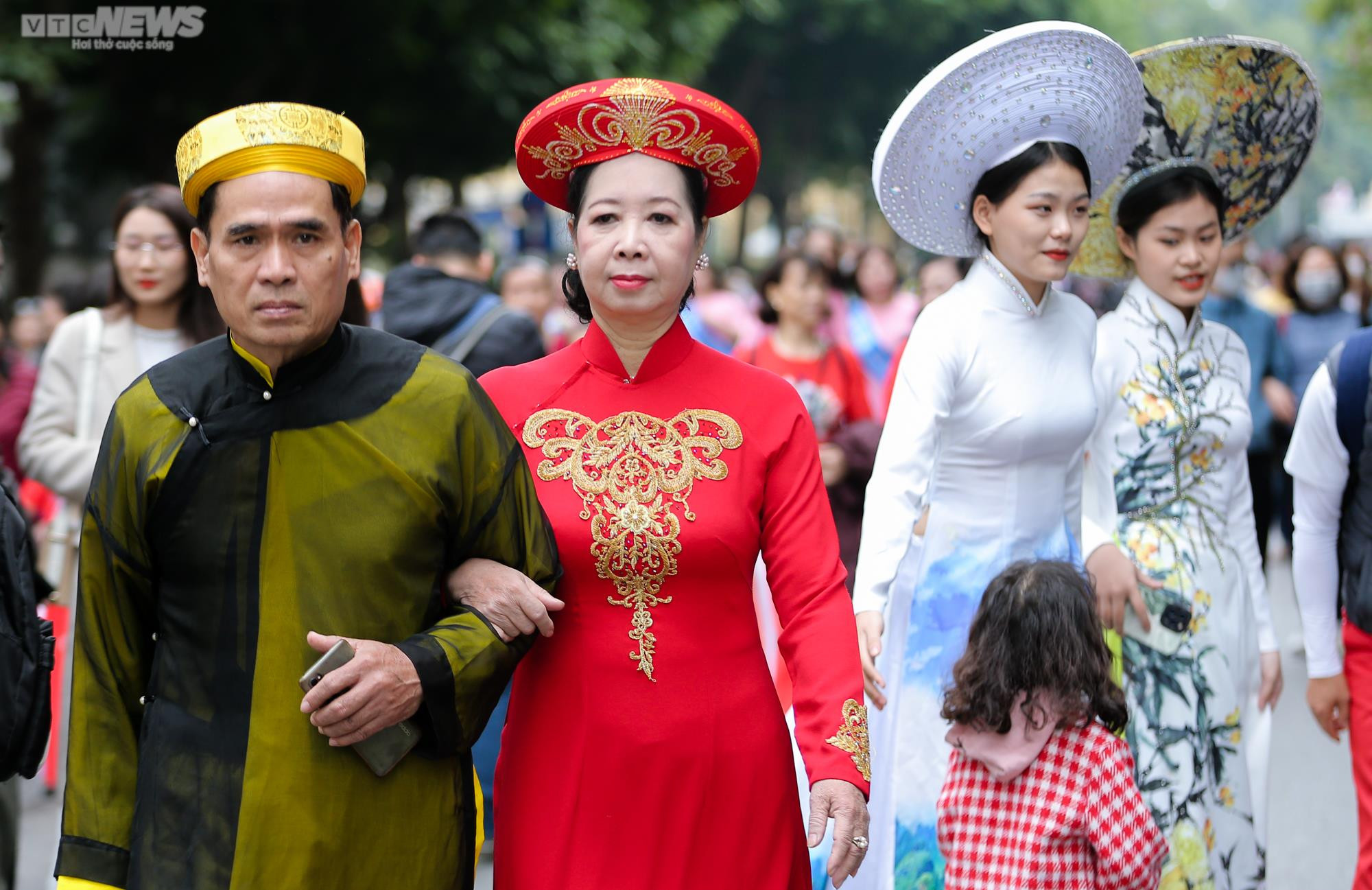 Rợp người diện áo dài khoe dáng trên phố đi bộ Hồ Gươm - 7