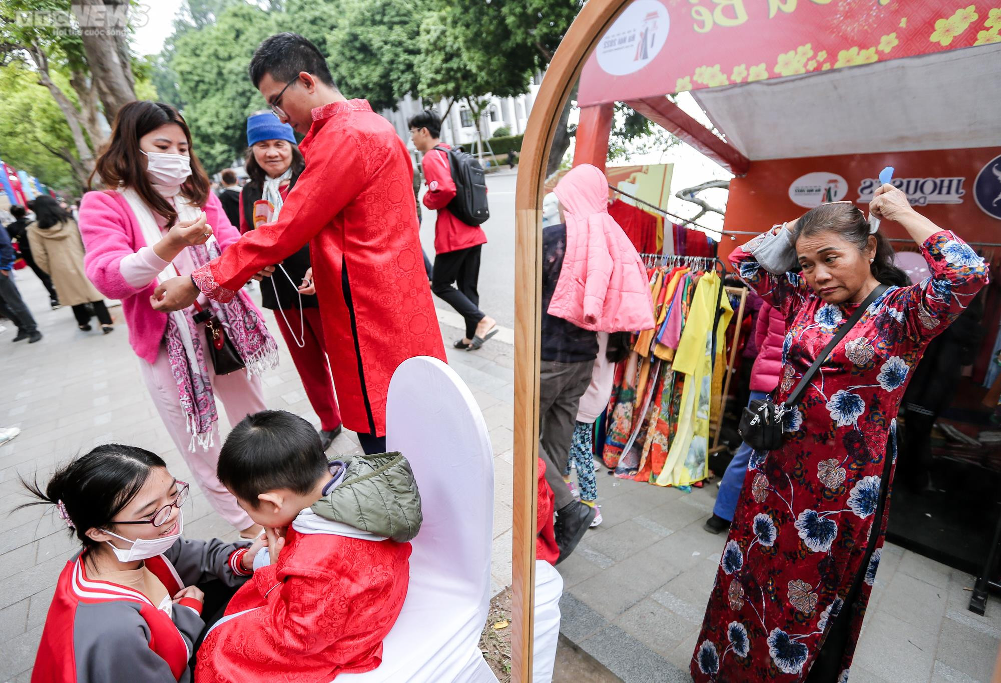 Rợp người diện áo dài khoe dáng trên phố đi bộ Hồ Gươm - 4