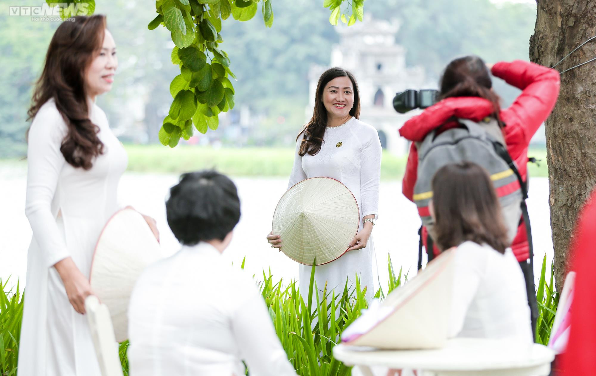 Rợp người diện áo dài khoe dáng trên phố đi bộ Hồ Gươm - 10