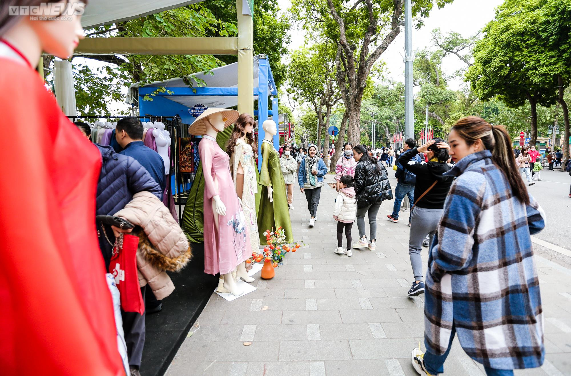 Rợp người diện áo dài khoe dáng trên phố đi bộ Hồ Gươm - 2