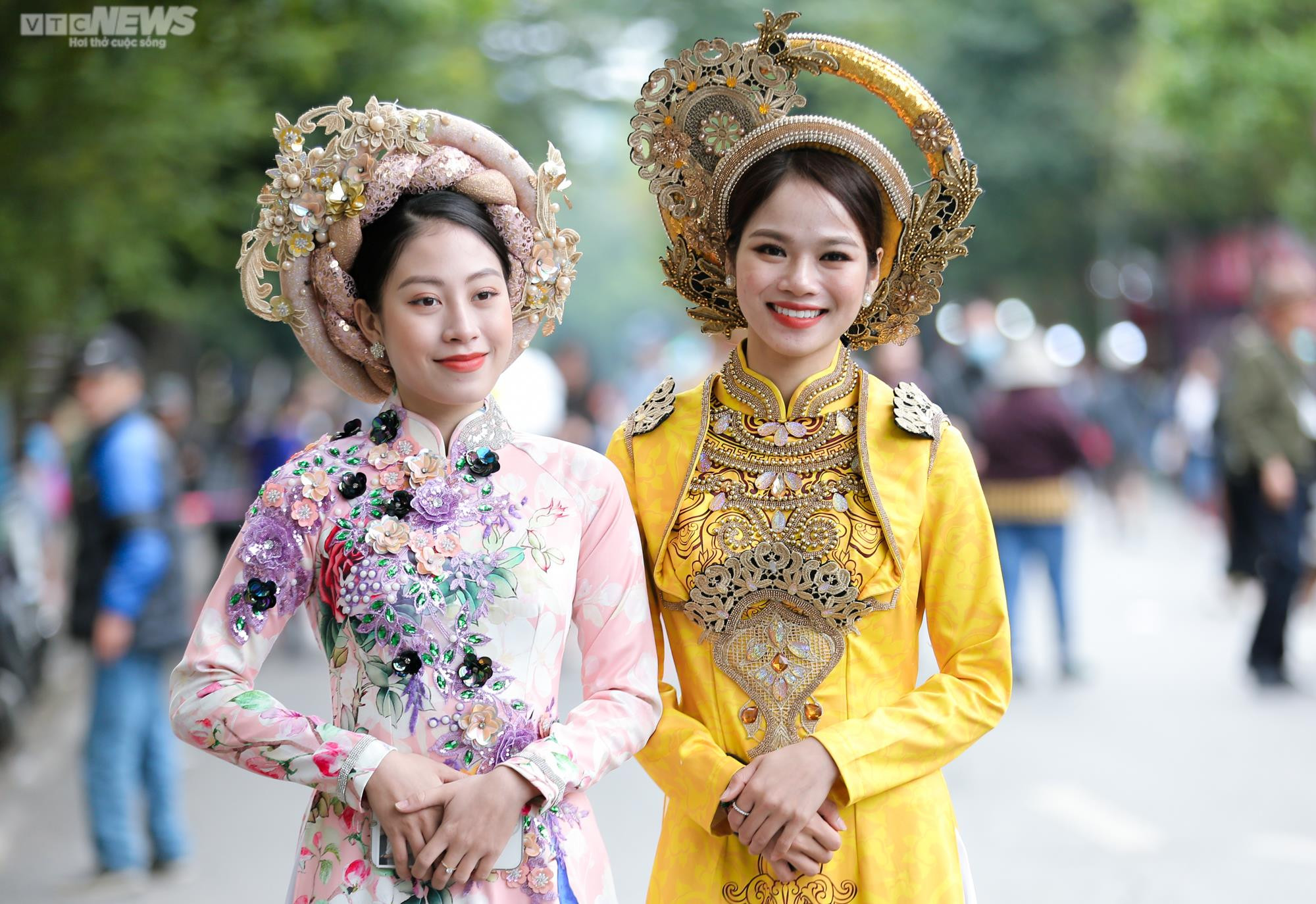 Rợp người diện áo dài khoe dáng trên phố đi bộ Hồ Gươm - 3