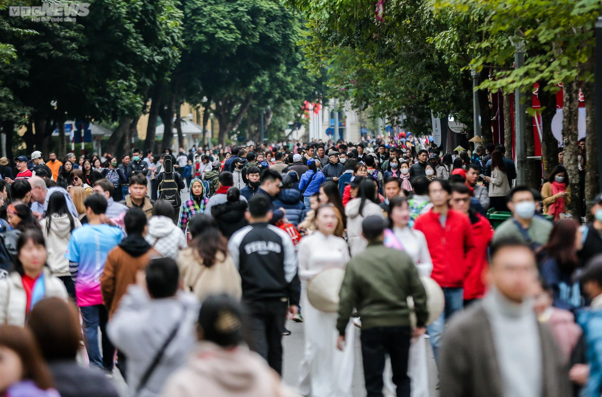 Rợp người diện áo dài khoe dáng trên phố đi bộ Hồ Gươm - 1