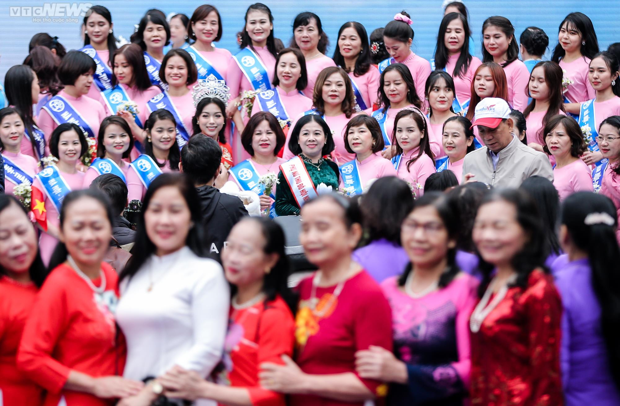 Rợp người diện áo dài khoe dáng trên phố đi bộ Hồ Gươm - 5