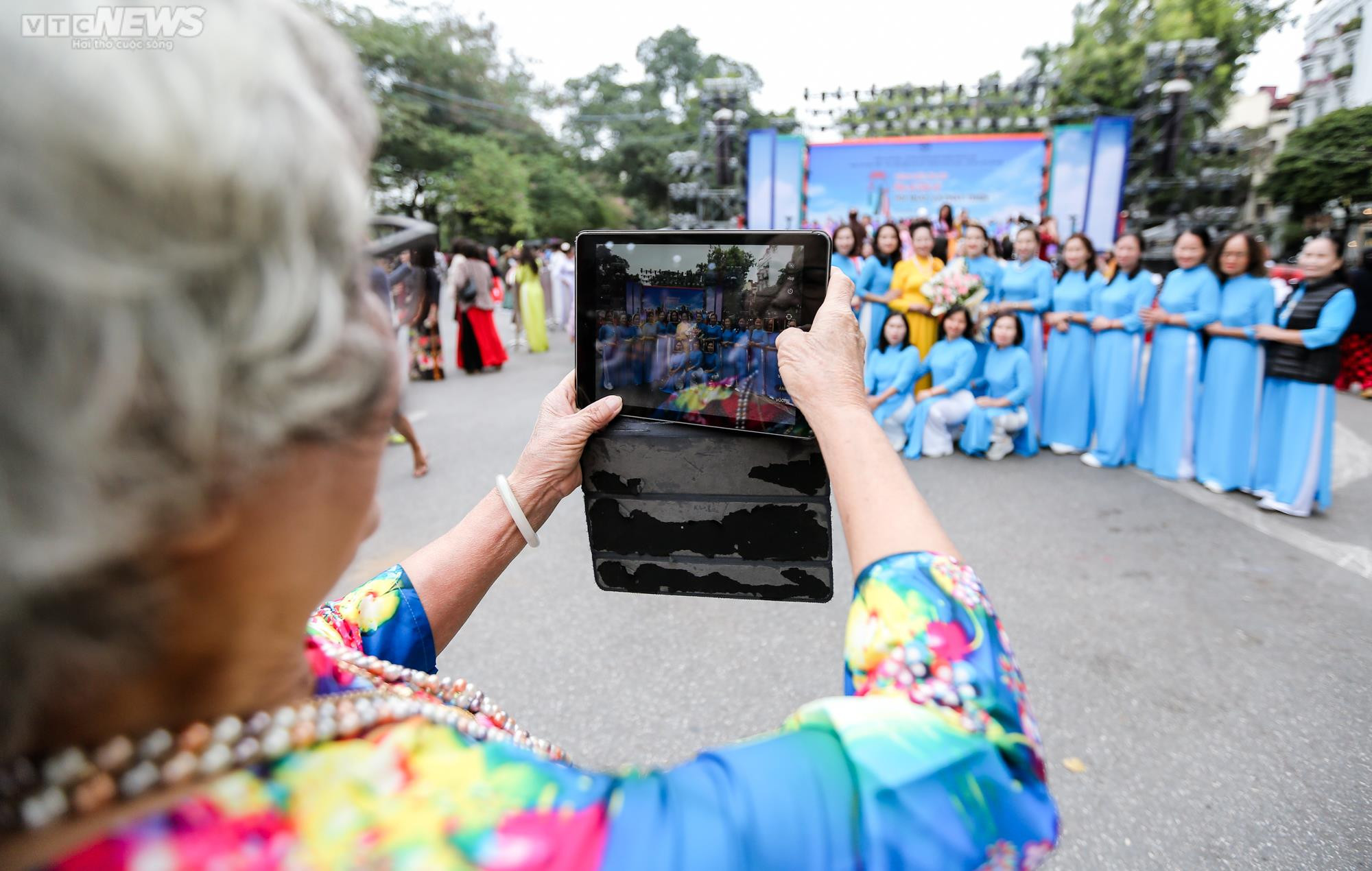 Rợp người diện áo dài khoe dáng trên phố đi bộ Hồ Gươm - 8