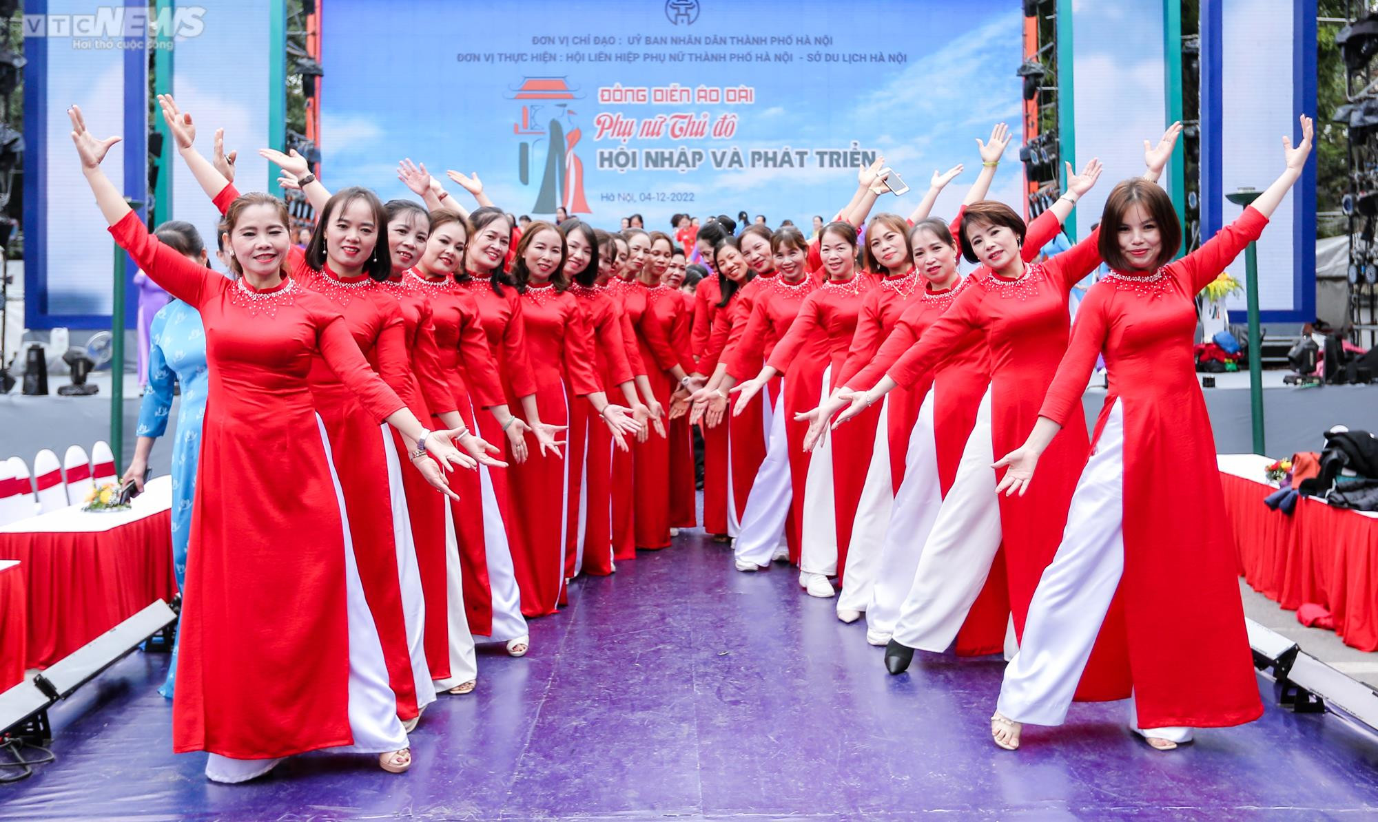 Rợp người diện áo dài khoe dáng trên phố đi bộ Hồ Gươm - 6