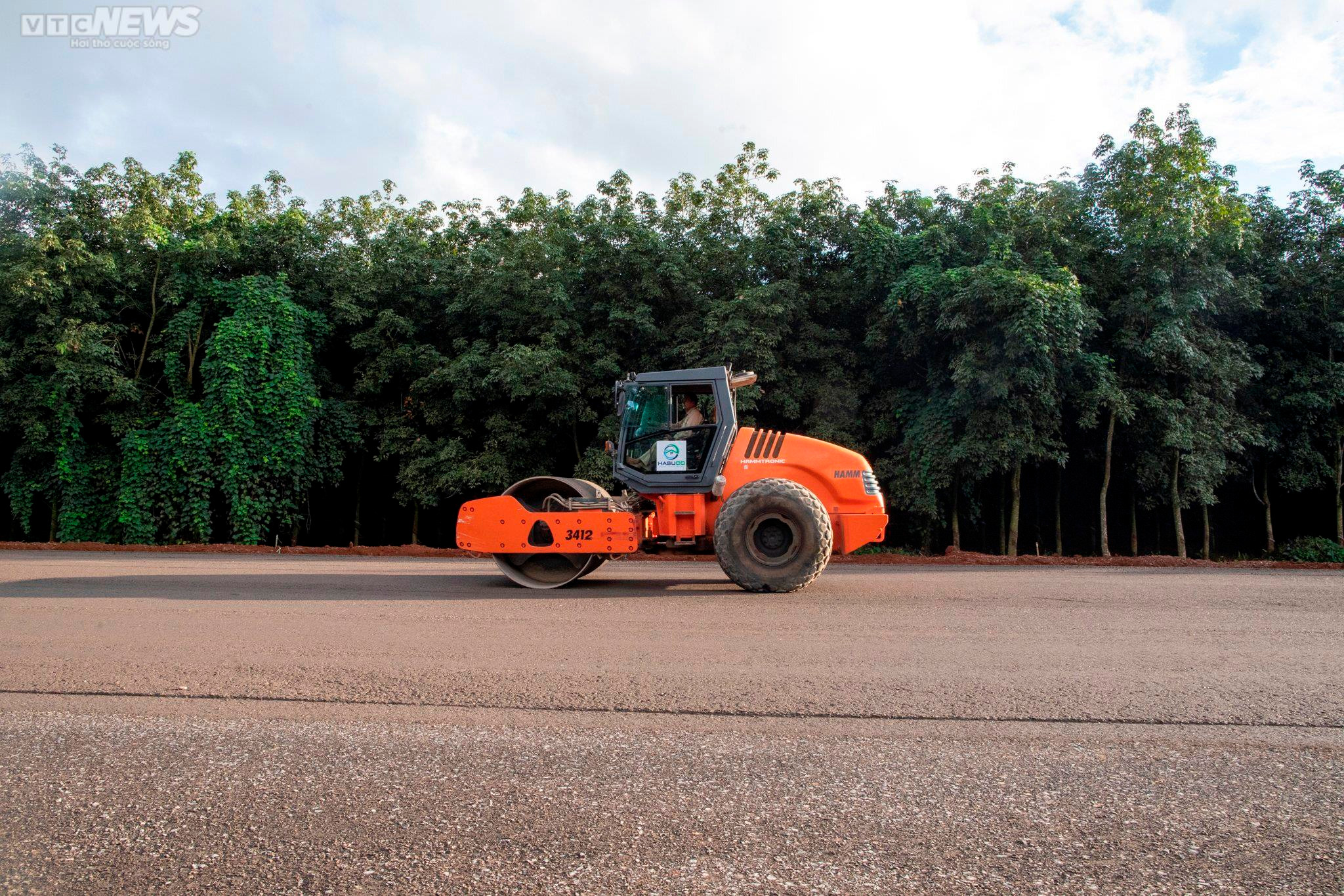 Cận cảnh Dự án cao tốc Dầu Giây - Phan Thiết trước ngày thông xe kỹ thuật - 6