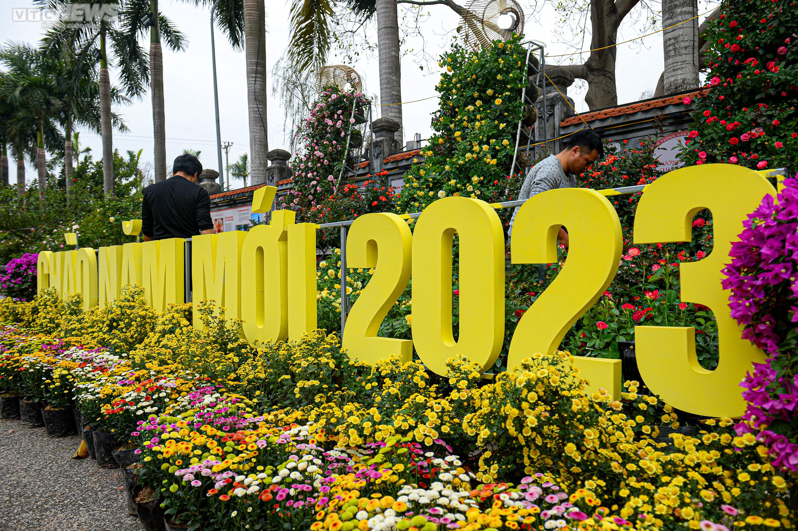 Người dân Mê Linh tất bật trang trí cho Festival hoa lớn nhất Thủ đô - 16