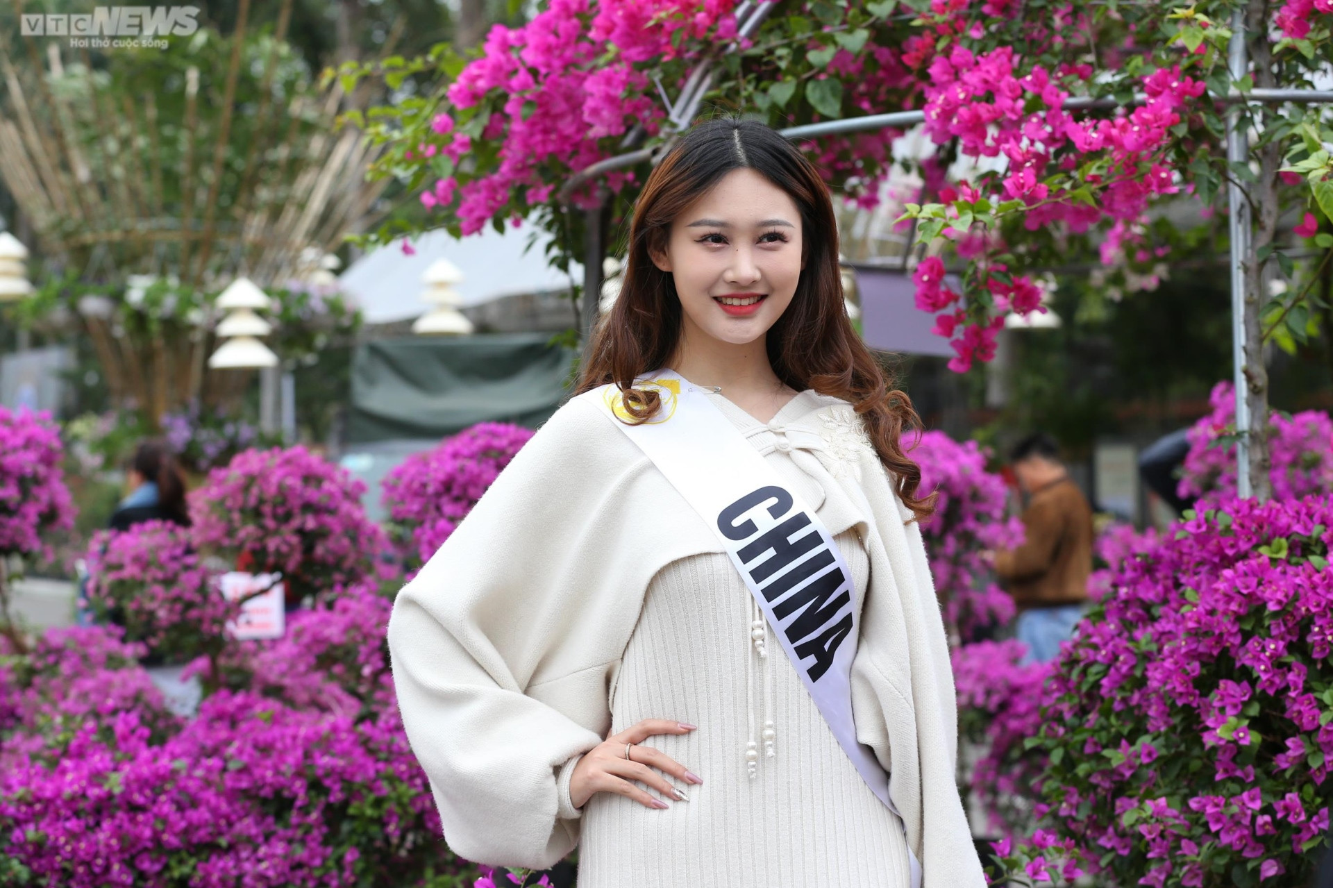 Dàn Hoa hậu Du lịch Thế giới khoe sắc cùng hoa Mê Linh, Hà Nội - 5