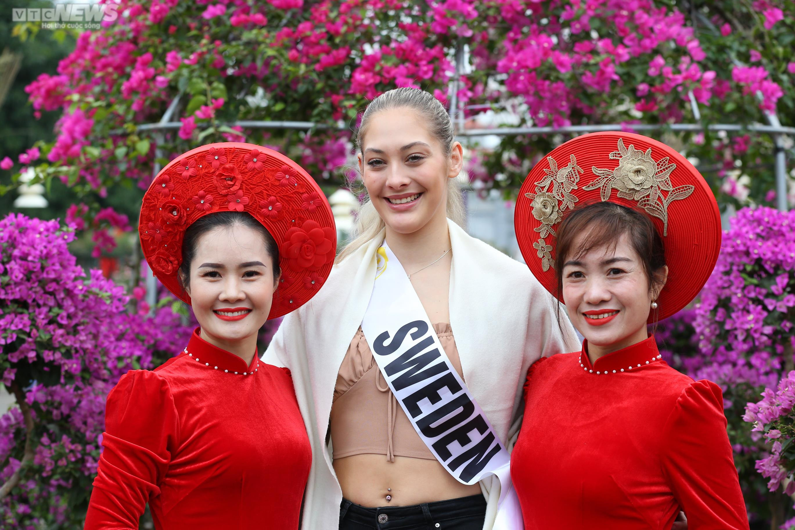 Dàn Hoa hậu Du lịch Thế giới khoe sắc cùng hoa Mê Linh, Hà Nội - 14