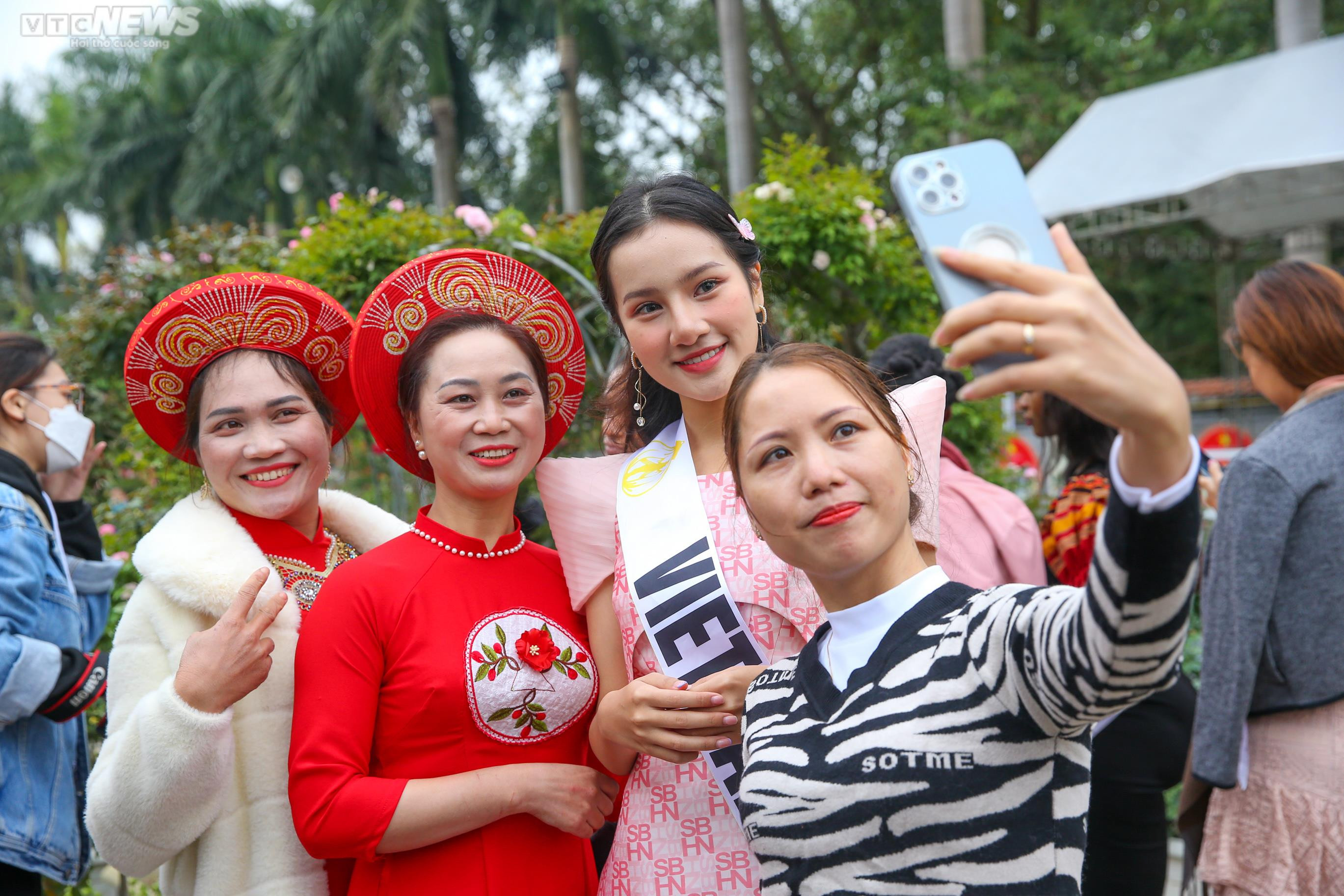 Dàn Hoa hậu Du lịch Thế giới khoe sắc cùng hoa Mê Linh, Hà Nội - 8