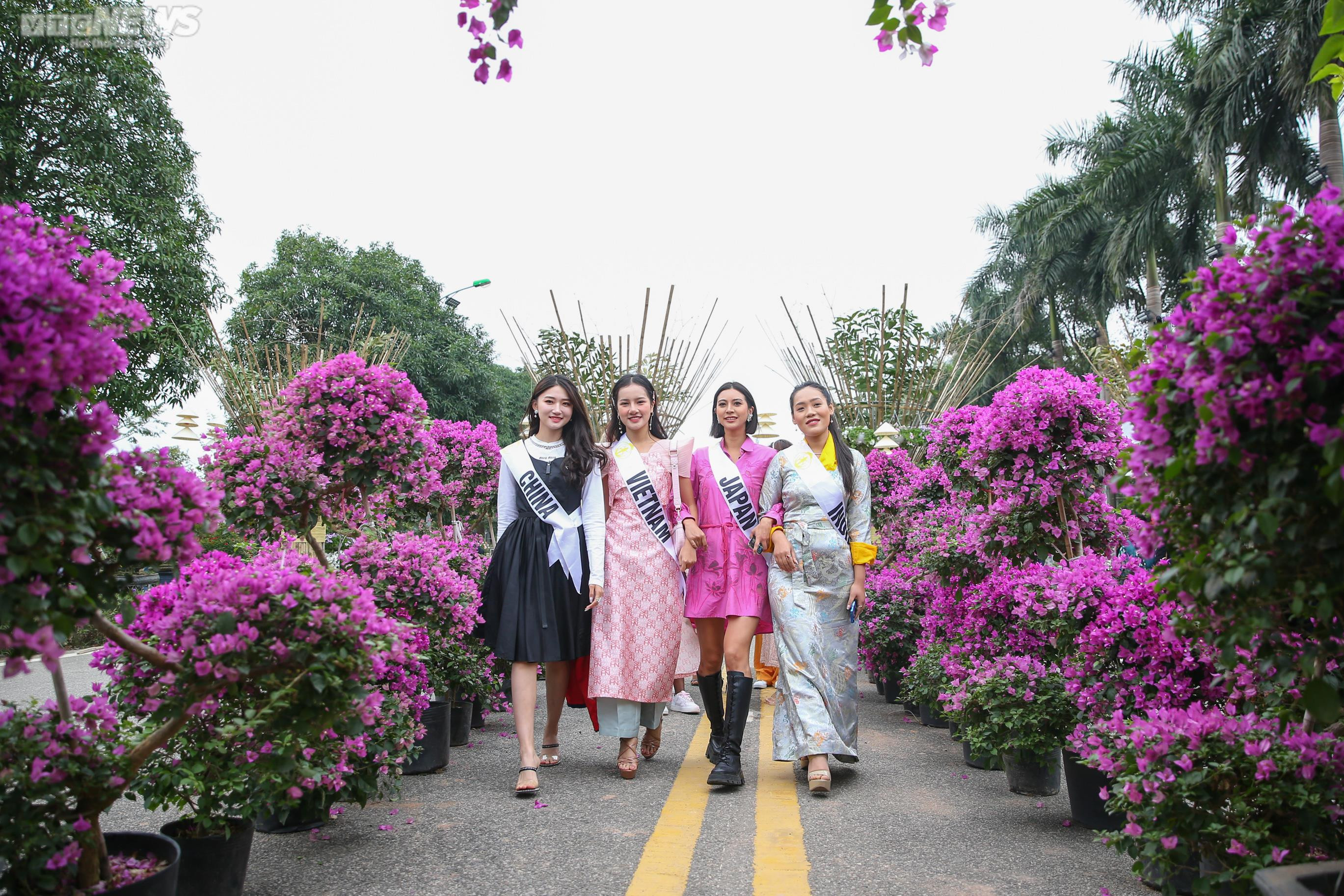 Dàn Hoa hậu Du lịch Thế giới khoe sắc cùng hoa Mê Linh, Hà Nội - 7