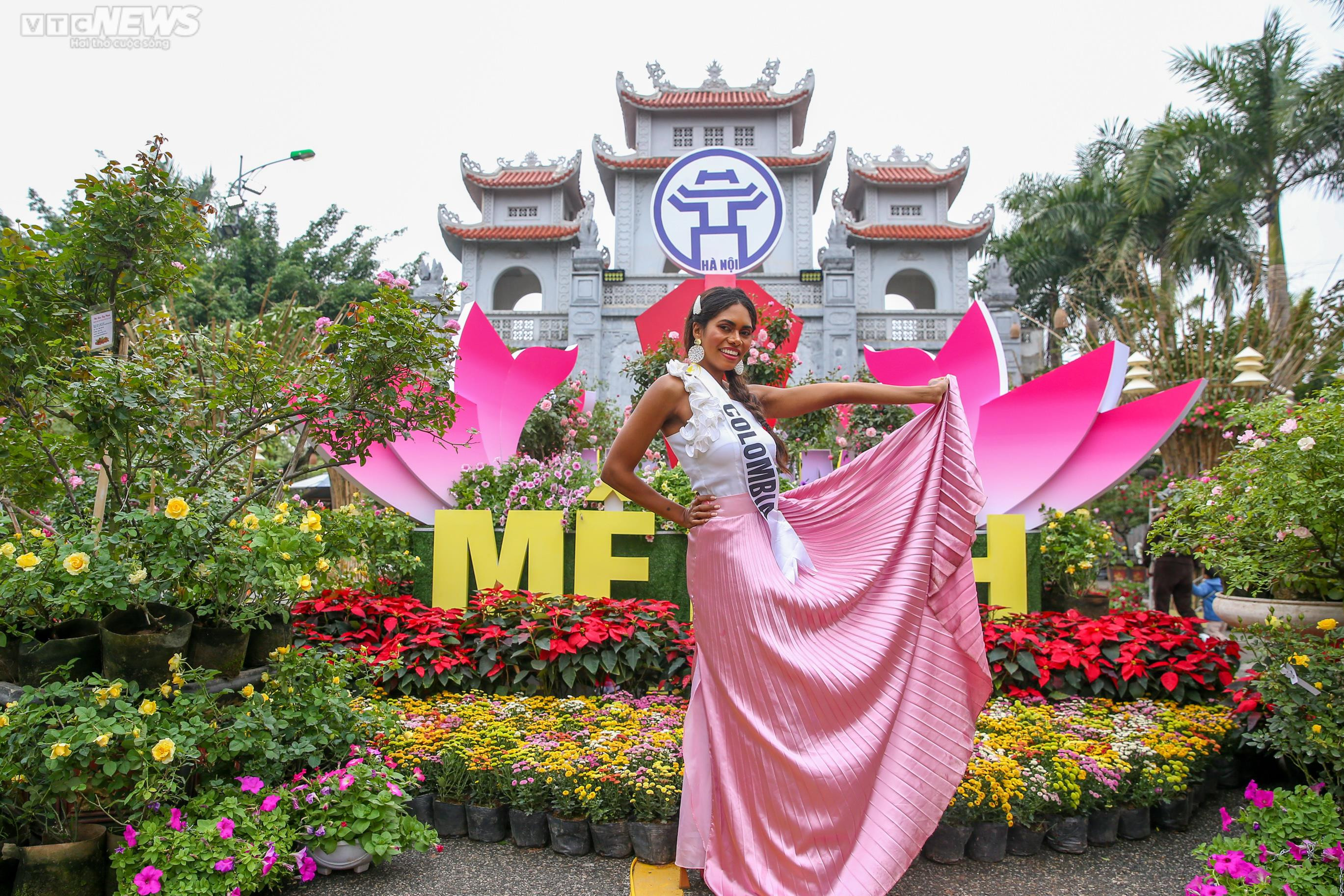 Dàn Hoa hậu Du lịch Thế giới khoe sắc cùng hoa Mê Linh, Hà Nội - 16