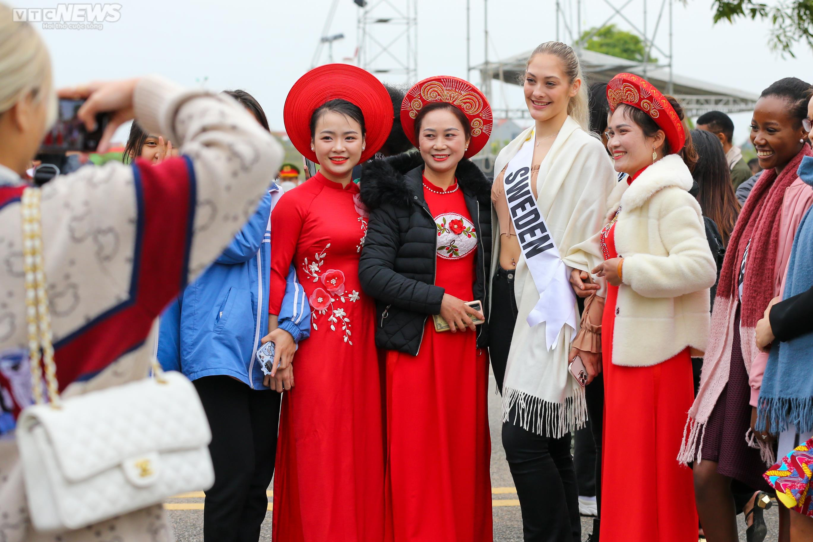 Dàn Hoa hậu Du lịch Thế giới khoe sắc cùng hoa Mê Linh, Hà Nội - 13