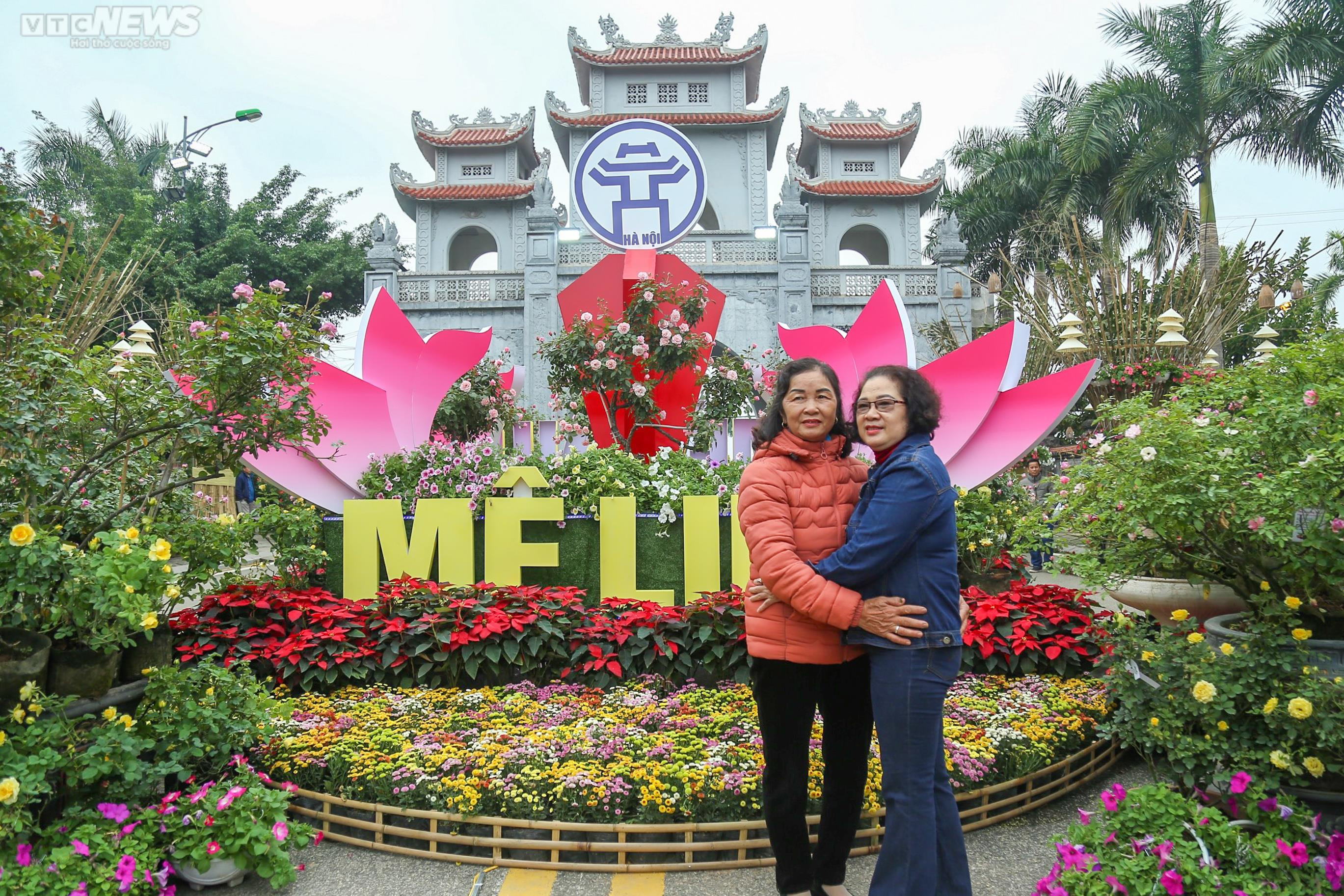 Nghìn du khách đổ về Mê Linh trong ngày khai mạc lễ hội hoa lớn nhất Thủ đô - 11