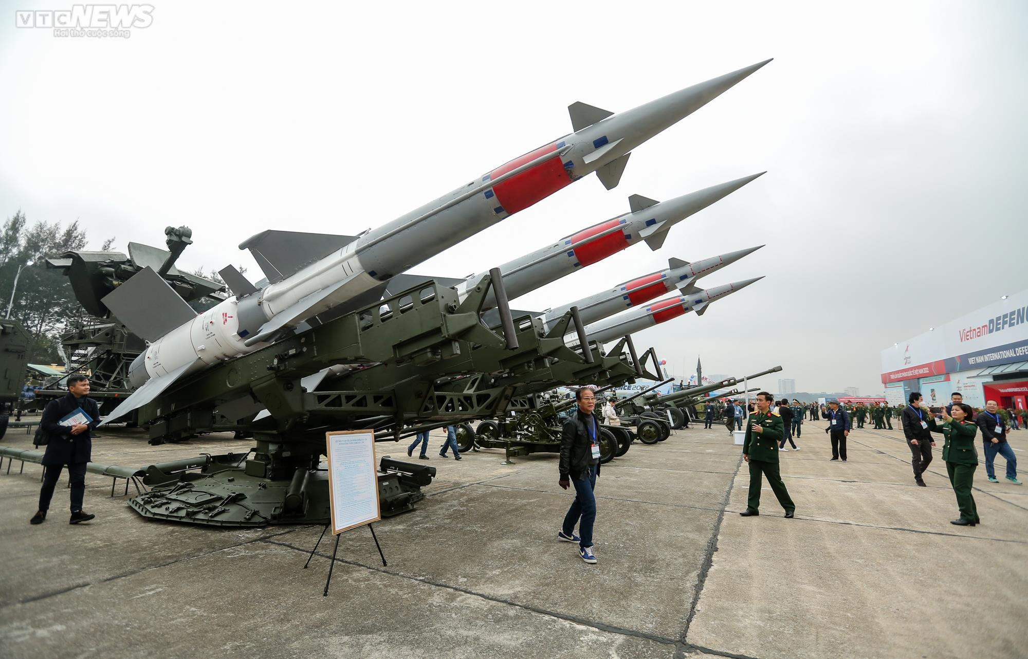 Người dân nườm nượp đến chiêm ngưỡng dàn vũ khí tại triển lãm quốc phòng - 6