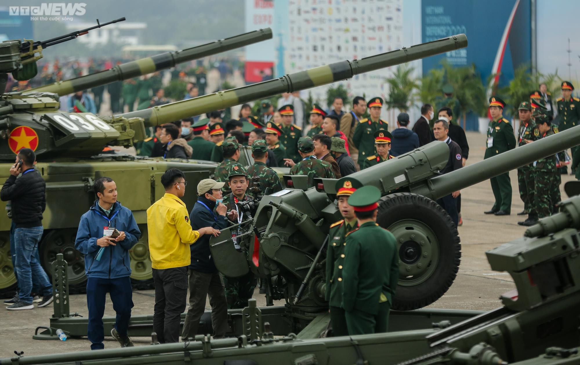Người dân nườm nượp đến chiêm ngưỡng dàn vũ khí tại triển lãm quốc phòng - 7