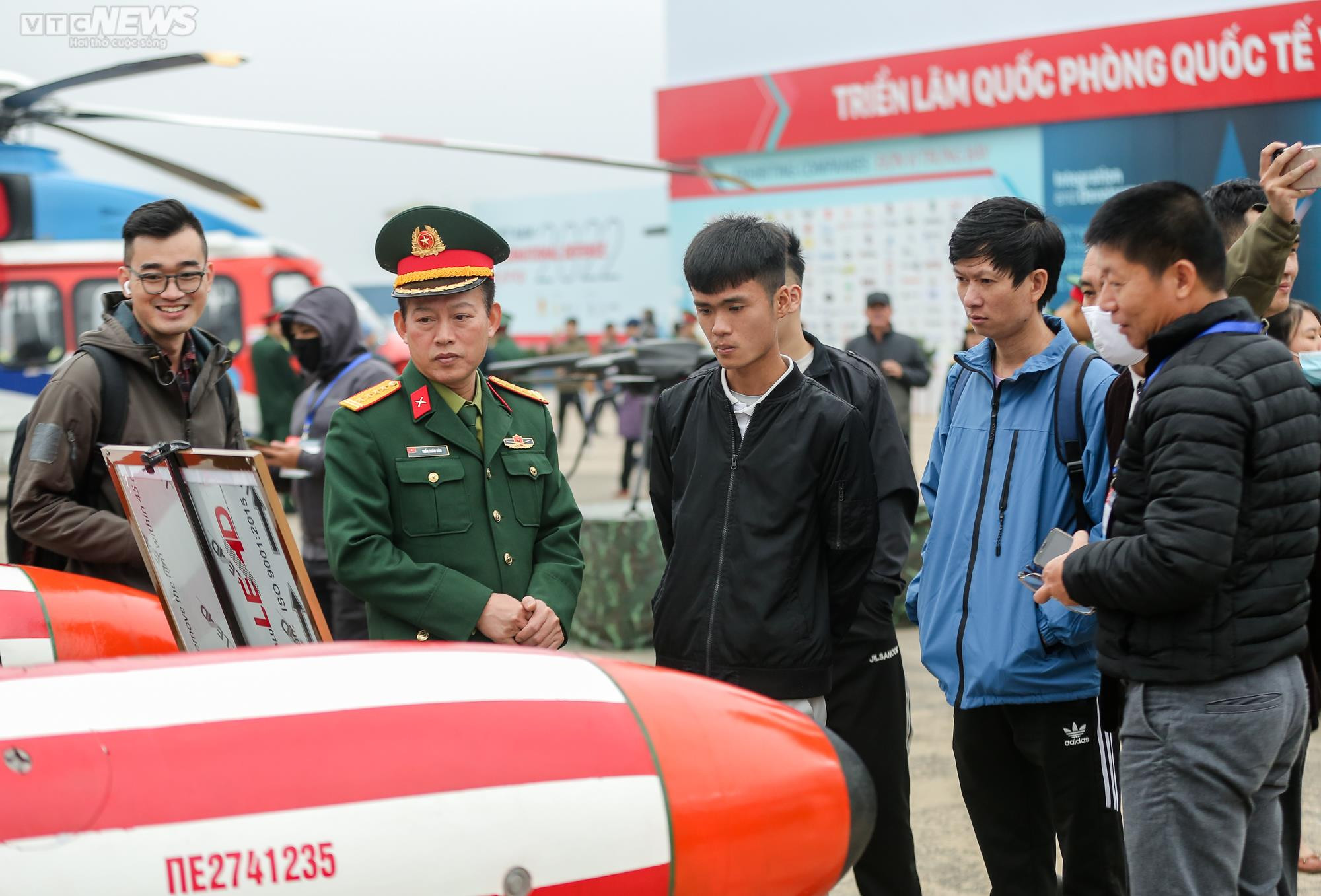 Người dân nườm nượp đến chiêm ngưỡng dàn vũ khí tại triển lãm quốc phòng - 9