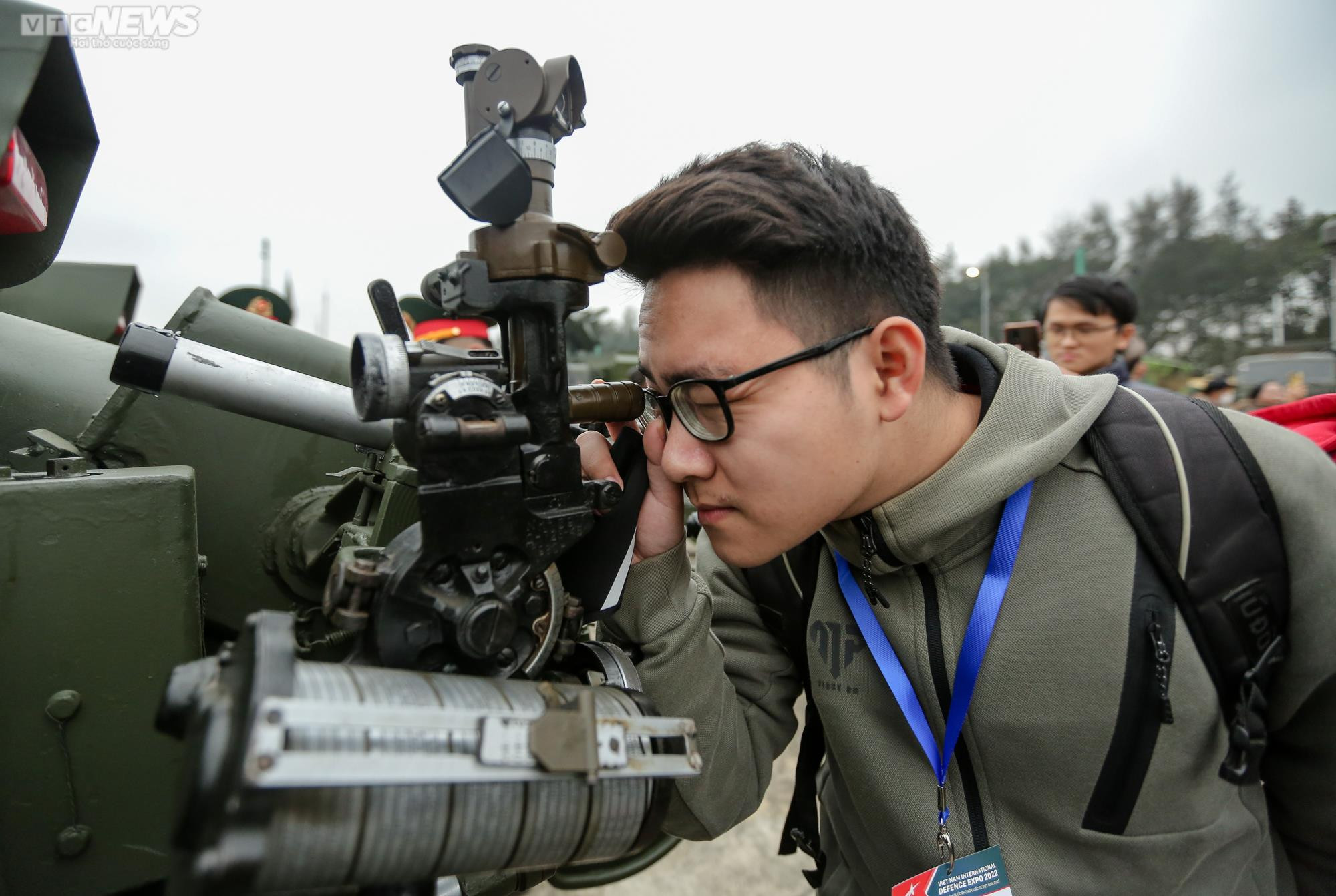 Người dân nườm nượp đến chiêm ngưỡng dàn vũ khí tại triển lãm quốc phòng - 13