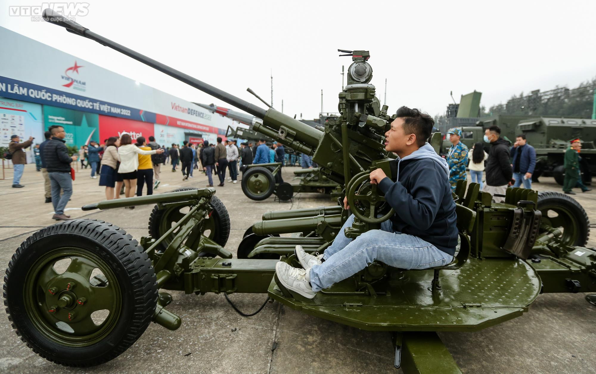 Người dân nườm nượp đến chiêm ngưỡng dàn vũ khí tại triển lãm quốc phòng - 10
