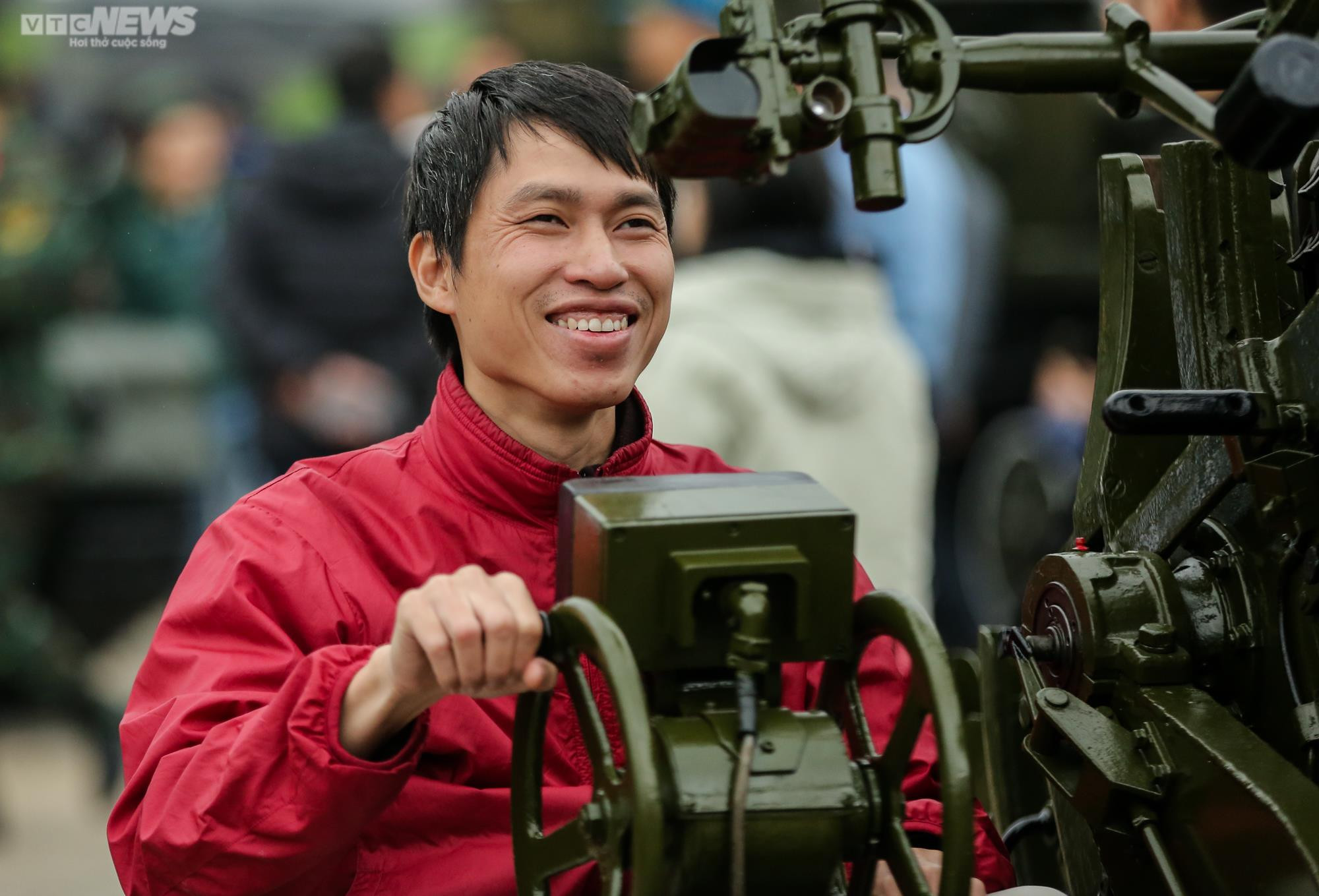 Người dân nườm nượp đến chiêm ngưỡng dàn vũ khí tại triển lãm quốc phòng - 11