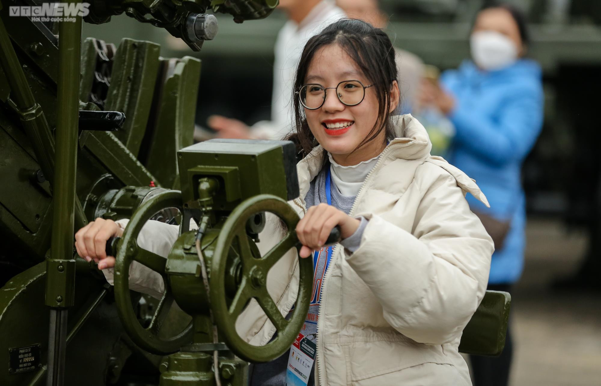 Người dân nườm nượp đến chiêm ngưỡng dàn vũ khí tại triển lãm quốc phòng - 12