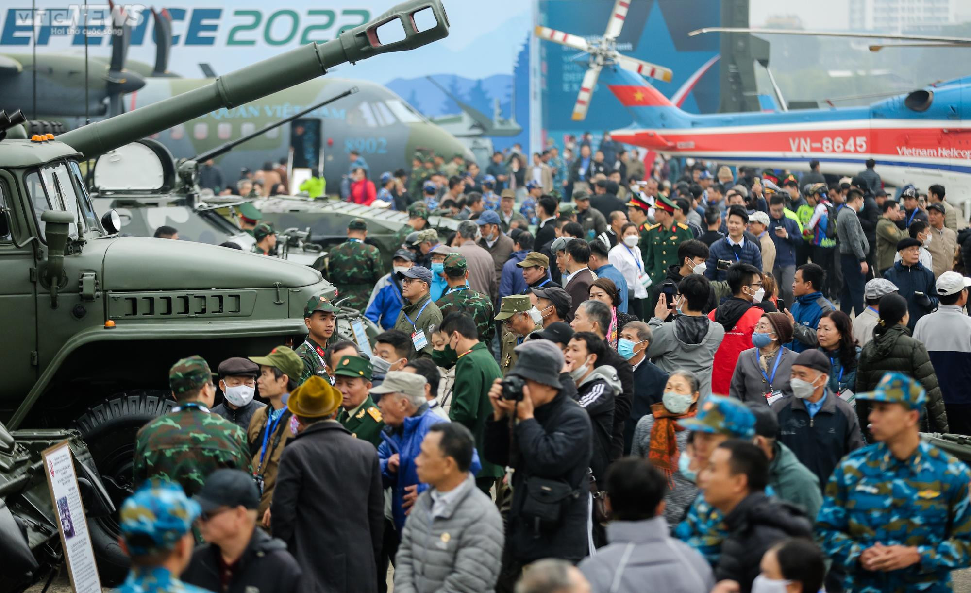 Người dân nườm nượp đến chiêm ngưỡng dàn vũ khí tại triển lãm quốc phòng - 4