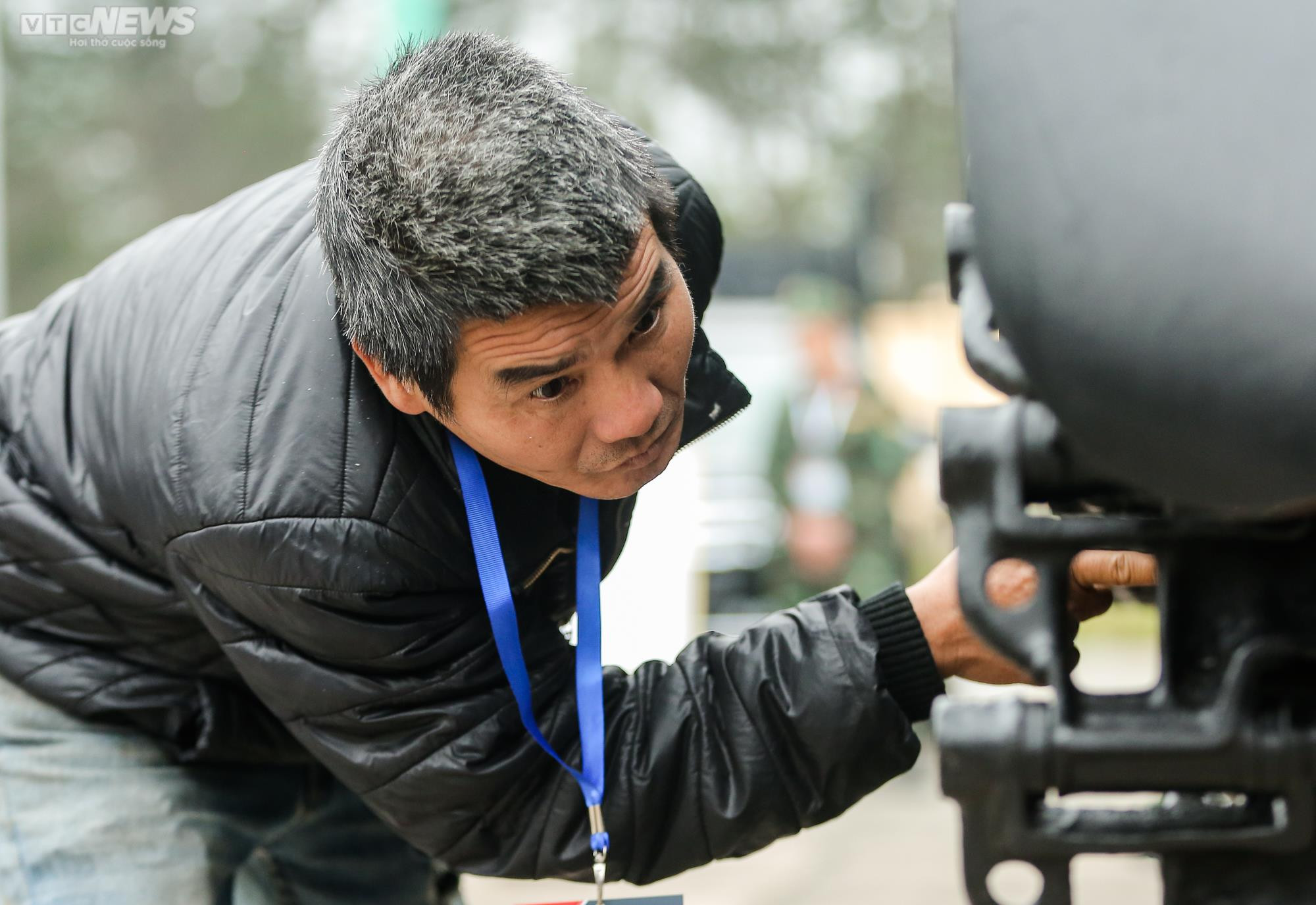 Người dân nườm nượp đến chiêm ngưỡng dàn vũ khí tại triển lãm quốc phòng - 14