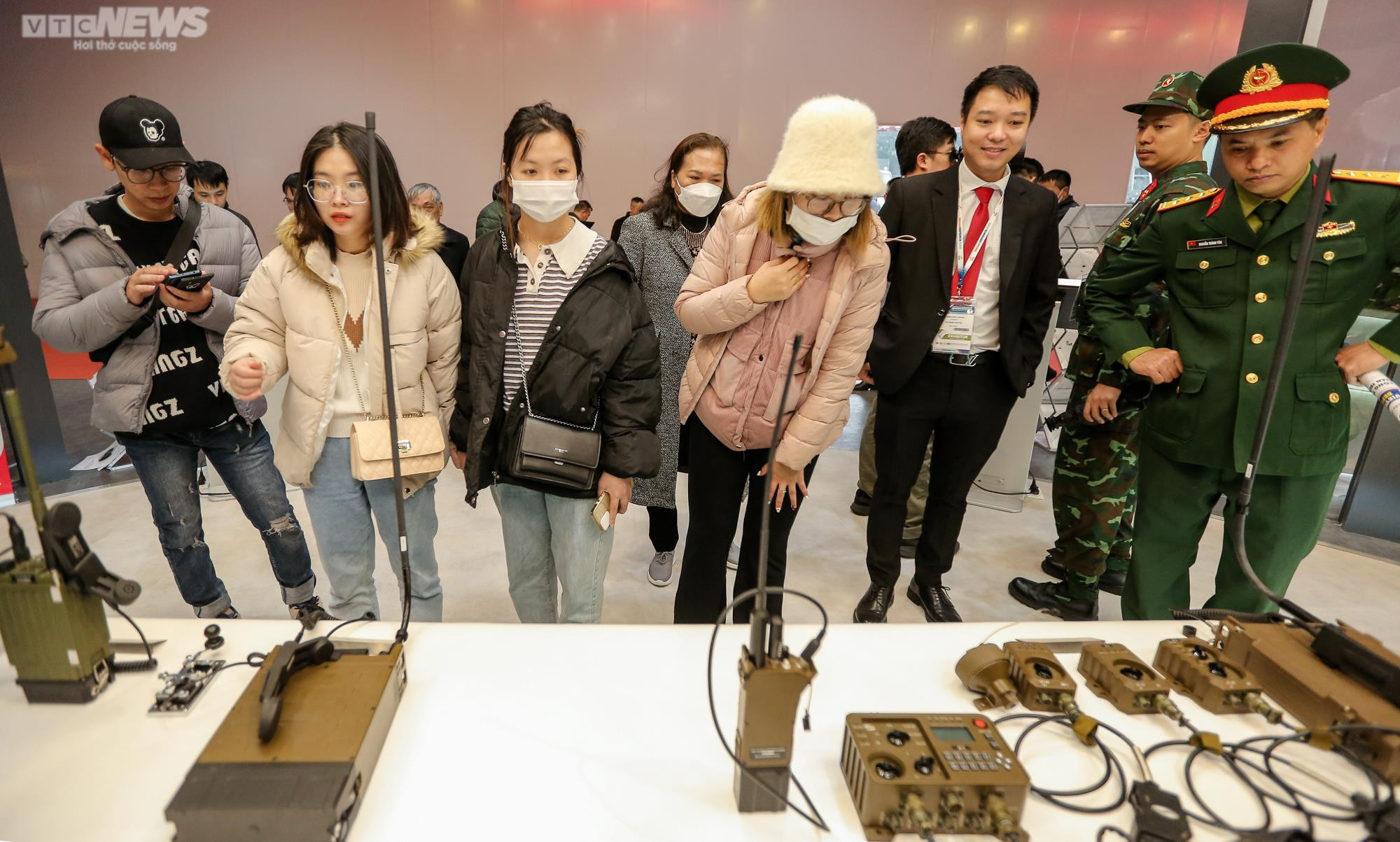 Người dân nườm nượp đến chiêm ngưỡng dàn vũ khí tại triển lãm quốc phòng - 16