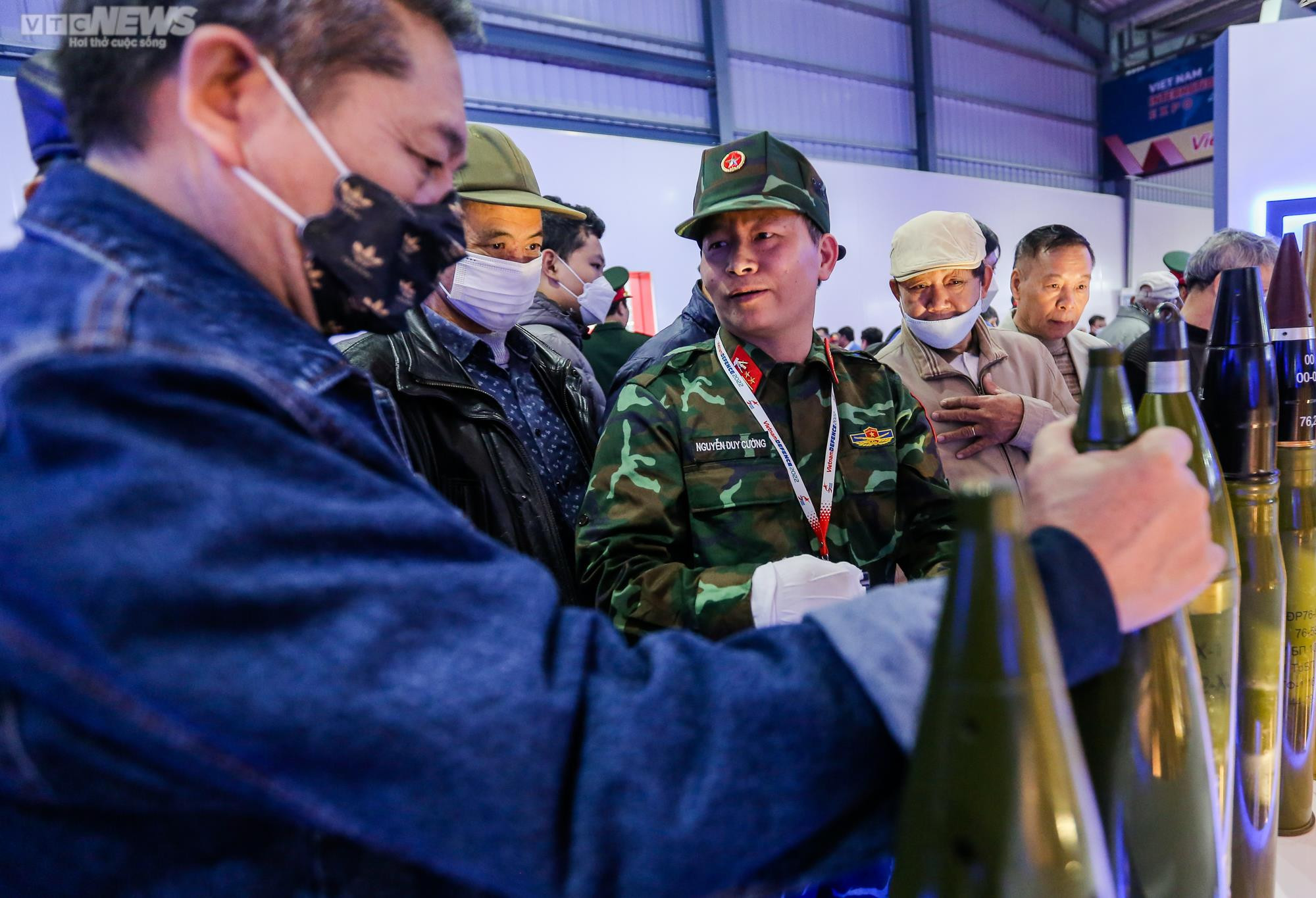 Người dân nườm nượp đến chiêm ngưỡng dàn vũ khí tại triển lãm quốc phòng - 17