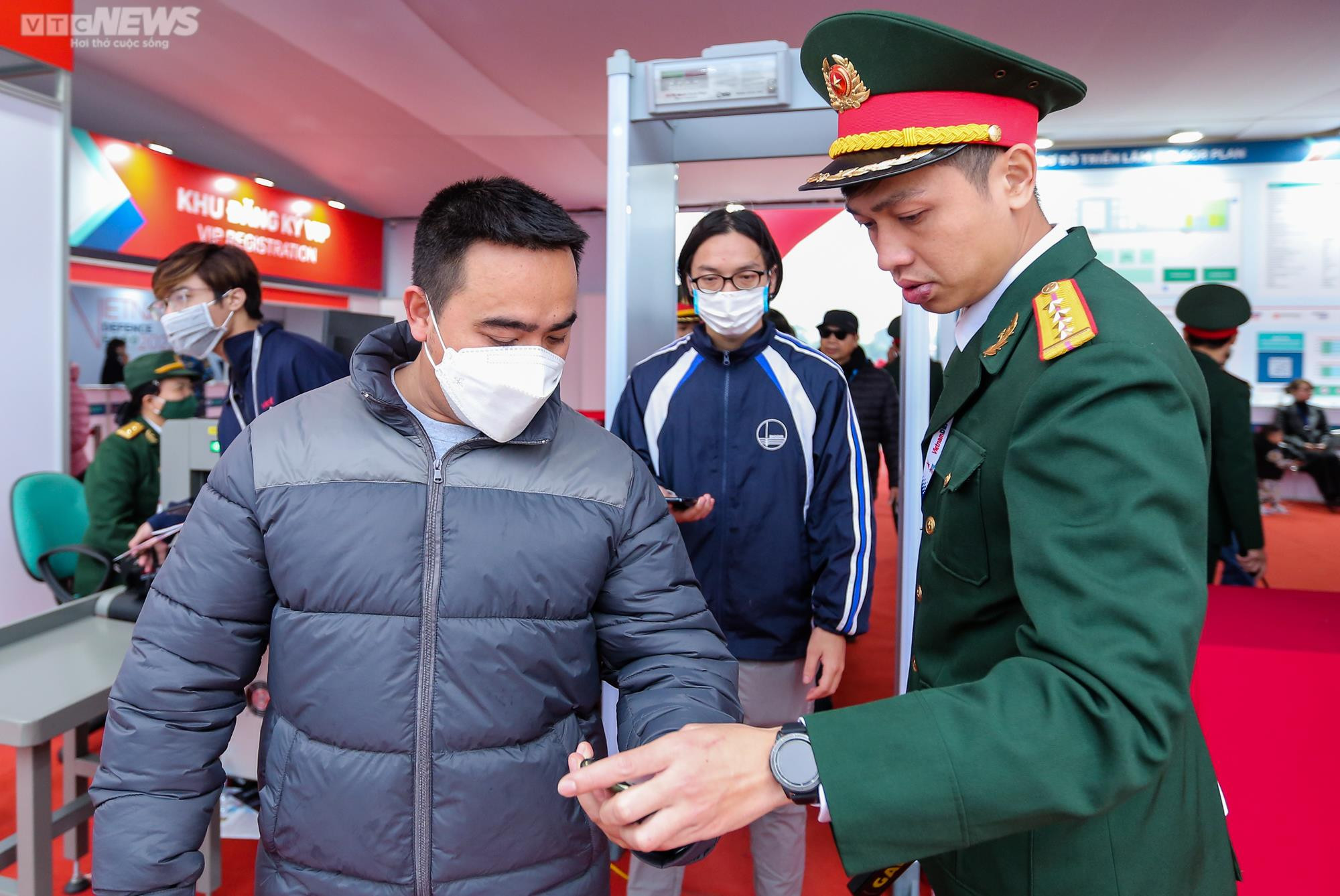 Người dân nườm nượp đến chiêm ngưỡng dàn vũ khí tại triển lãm quốc phòng - 2