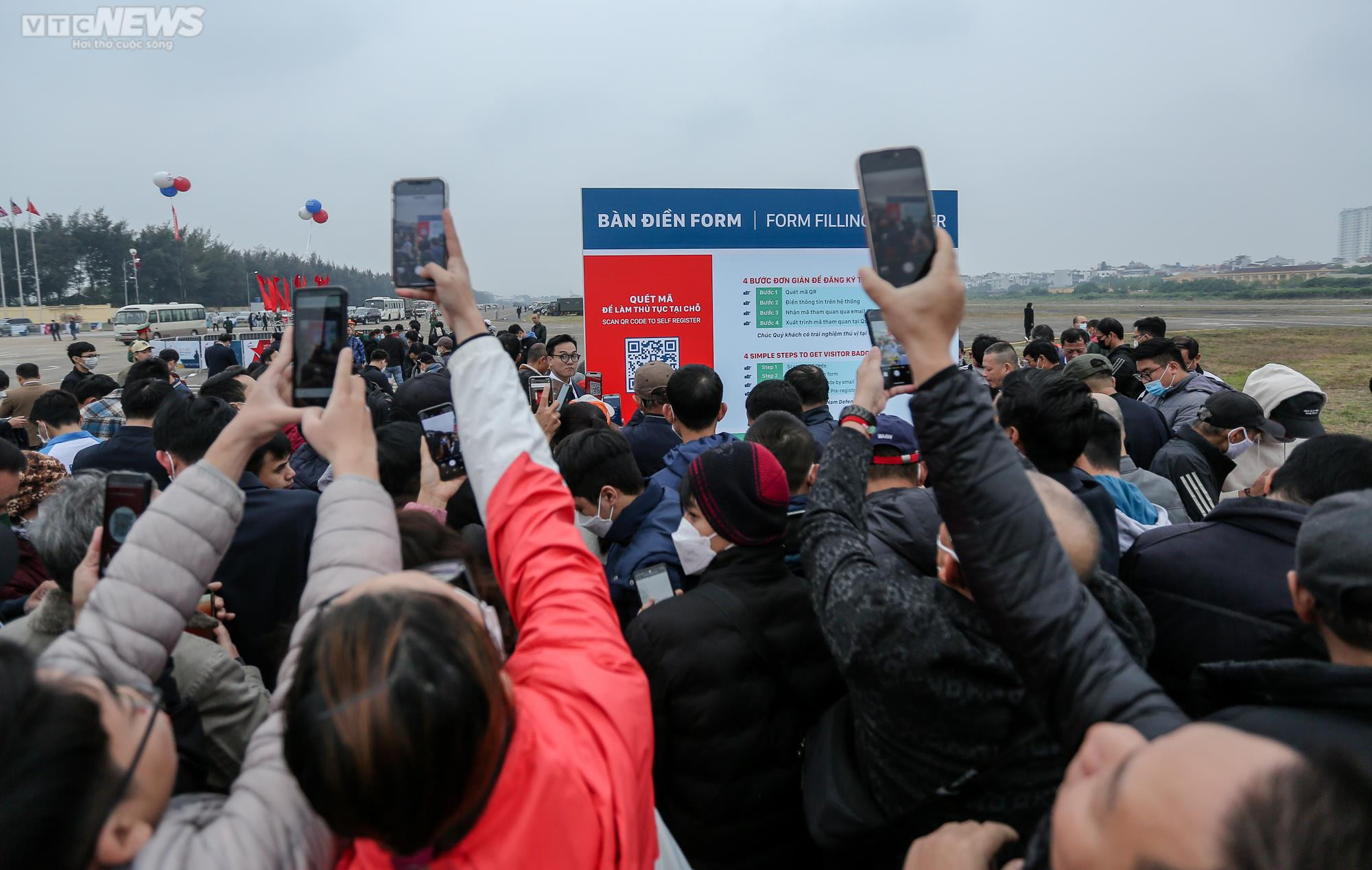 Người dân nườm nượp đến chiêm ngưỡng dàn vũ khí tại triển lãm quốc phòng - 3