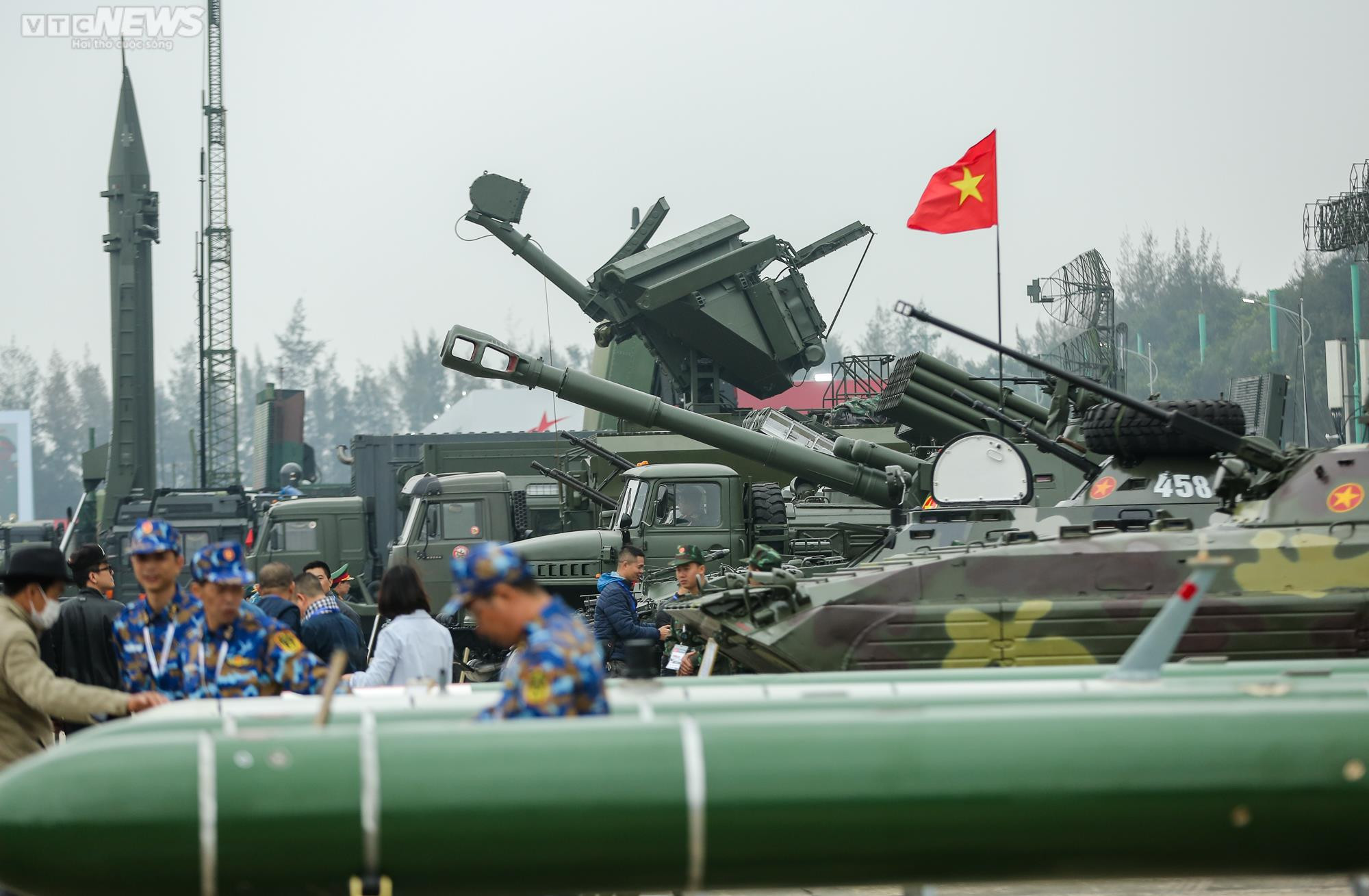 Người dân nườm nượp đến chiêm ngưỡng dàn vũ khí tại triển lãm quốc phòng - 5