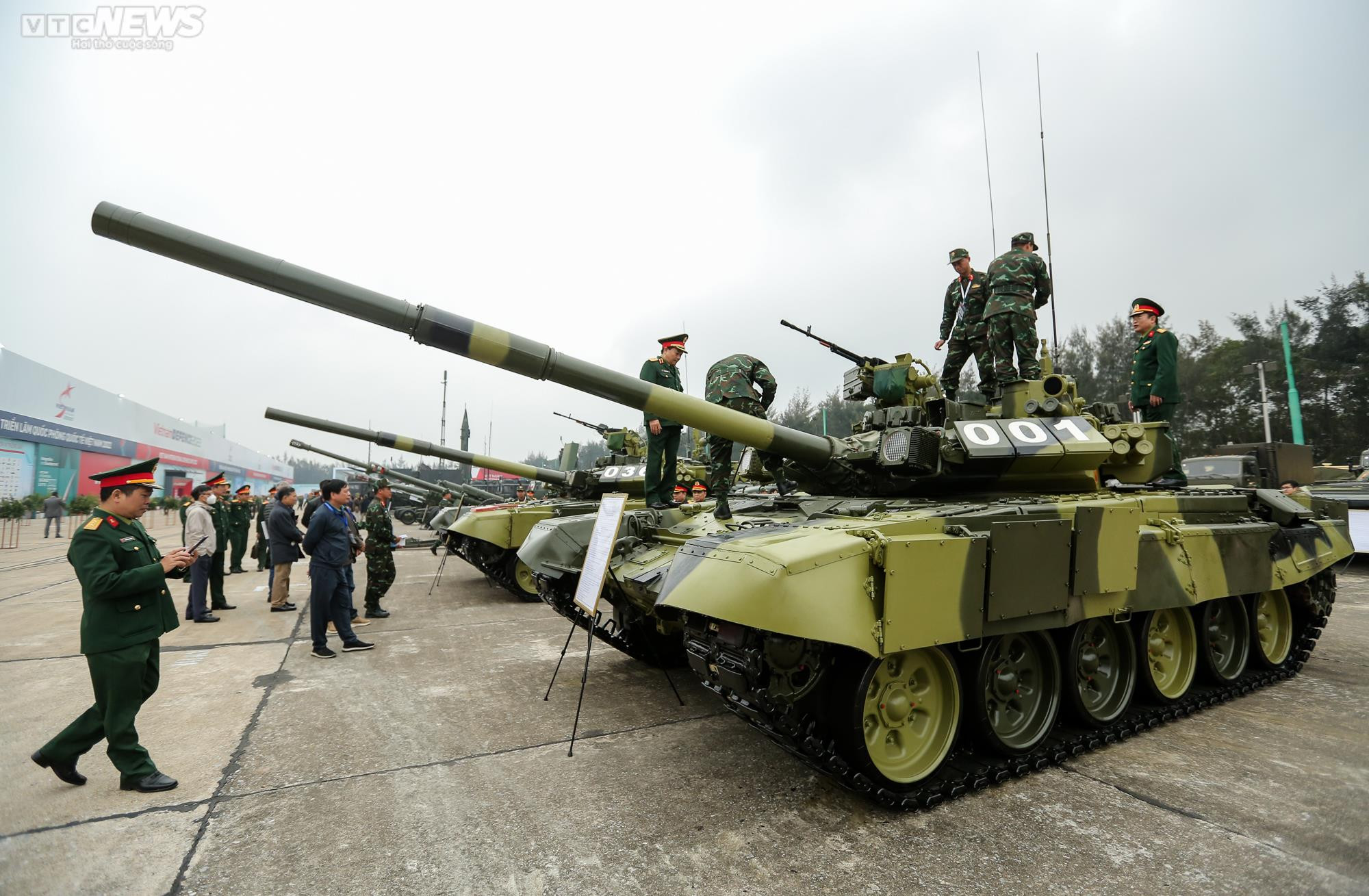 Người dân nườm nượp đến chiêm ngưỡng dàn vũ khí tại triển lãm quốc phòng - 8