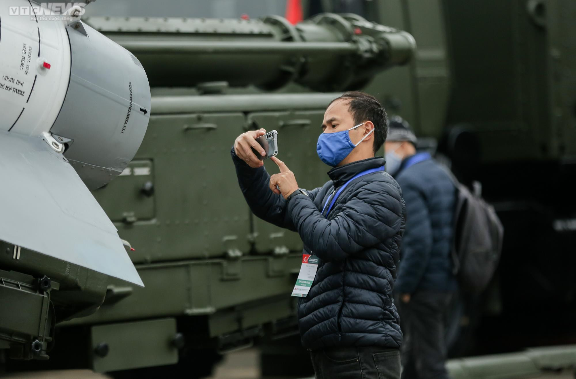 Người dân nườm nượp đến chiêm ngưỡng dàn vũ khí tại triển lãm quốc phòng - 15