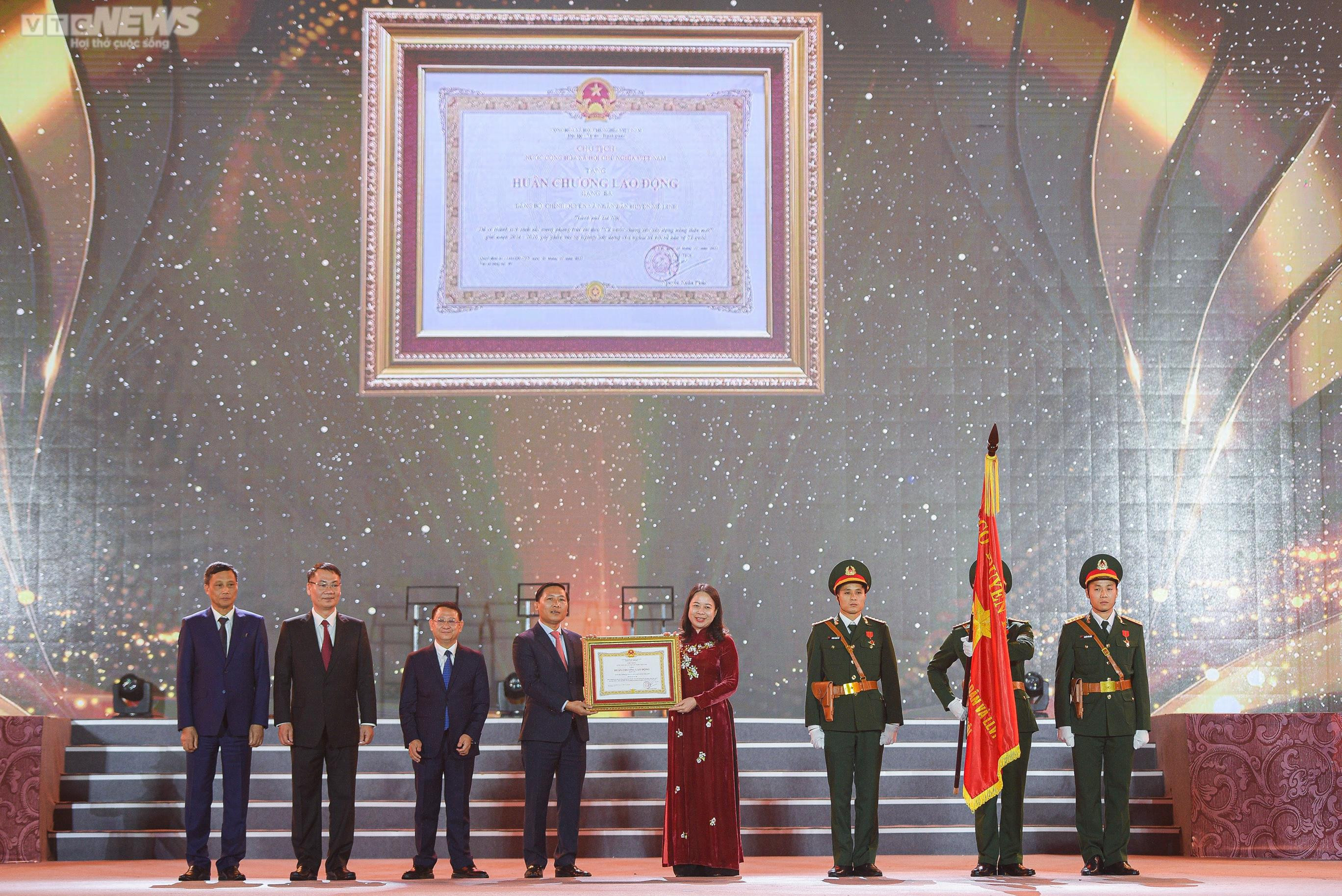 Huyện Mê Linh đón nhận danh hiệu đạt chuẩn nông thôn mới - 11