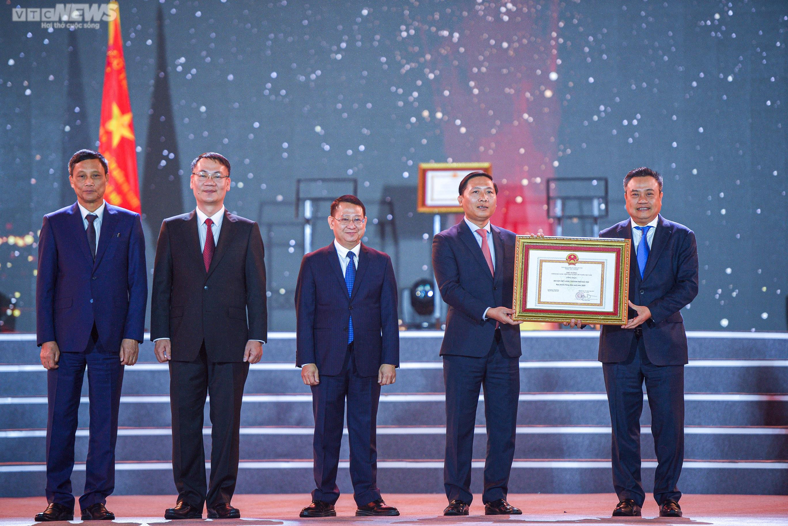 Huyện Mê Linh đón nhận danh hiệu đạt chuẩn nông thôn mới - 12