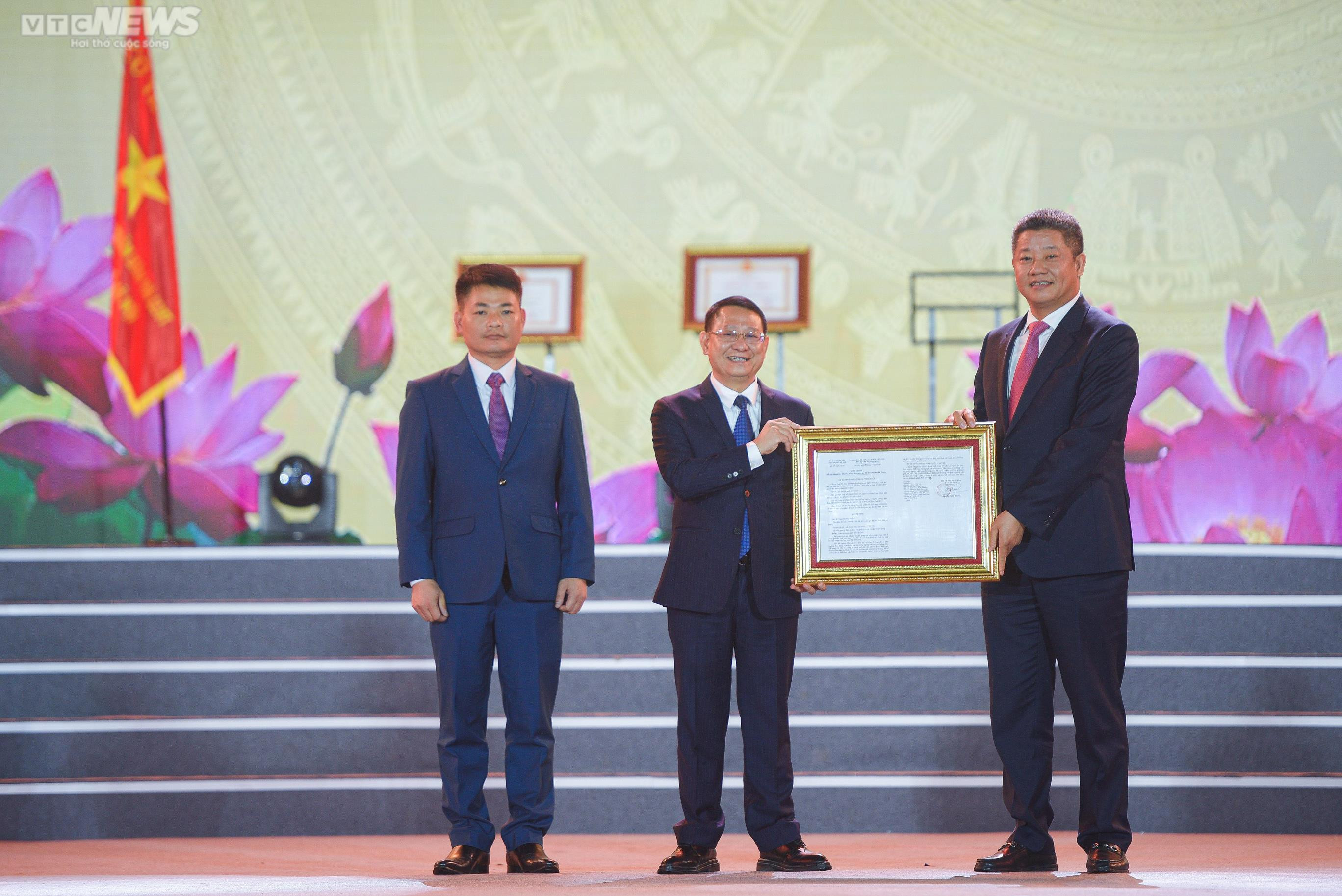 Huyện Mê Linh đón nhận danh hiệu đạt chuẩn nông thôn mới - 14