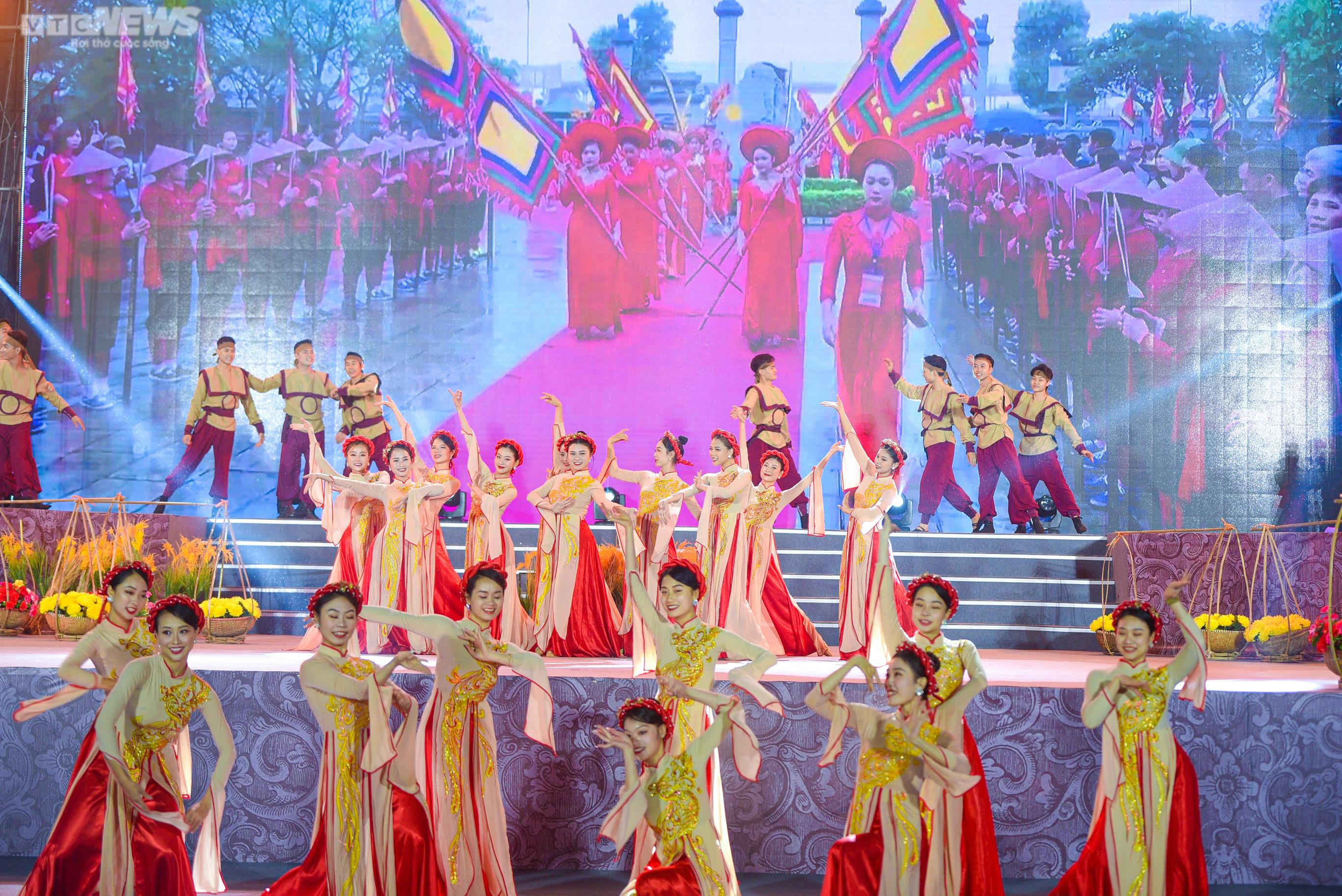 Huyện Mê Linh đón nhận danh hiệu đạt chuẩn nông thôn mới - 4