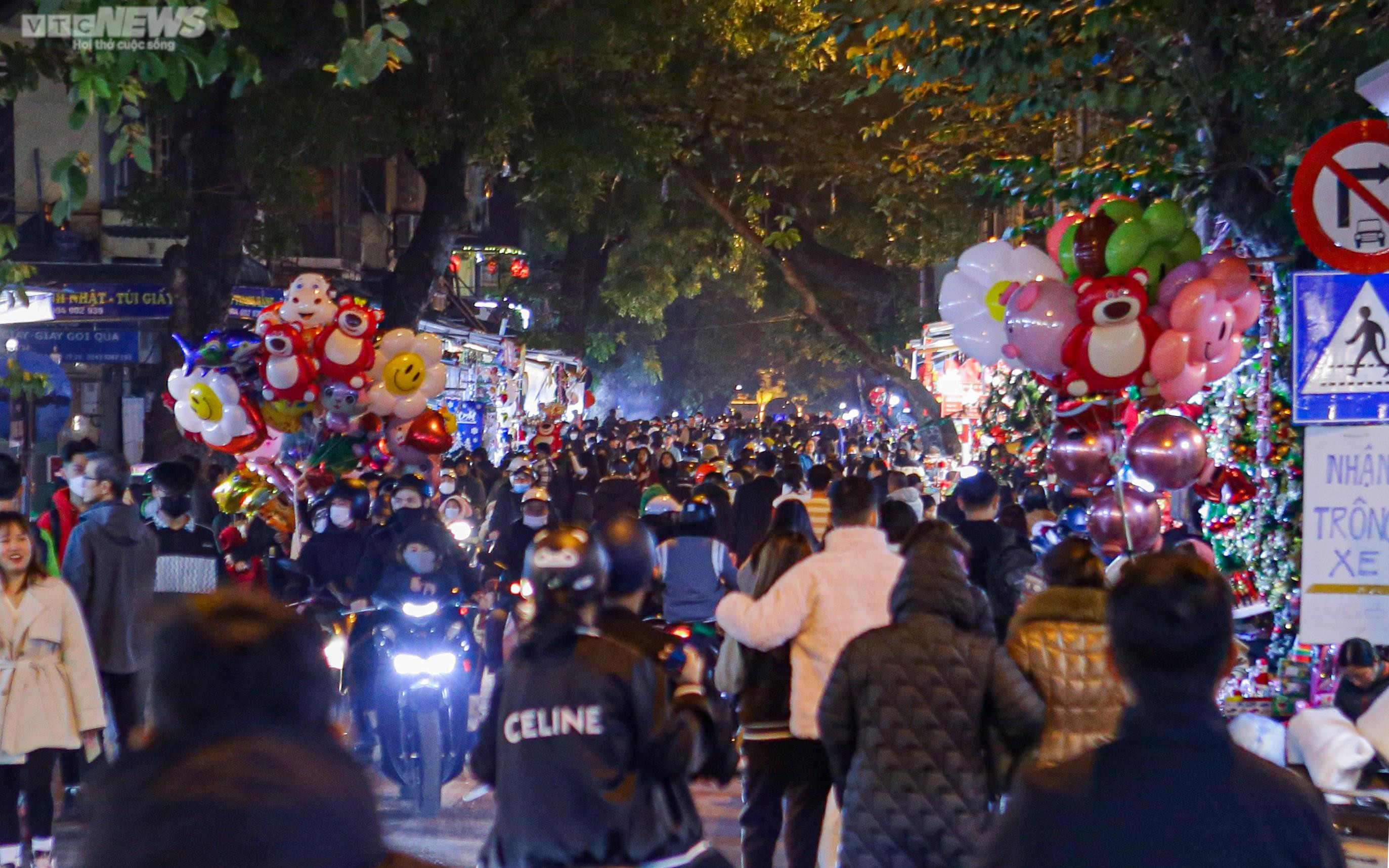 Phố cổ Hà Nội trang hoàng Noel, nườm nượp người vãn cảnh chụp ảnh - 10