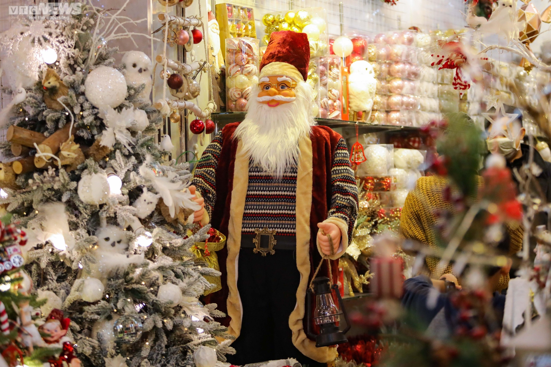 Phố cổ Hà Nội trang hoàng Noel, nườm nượp người vãn cảnh chụp ảnh - 14