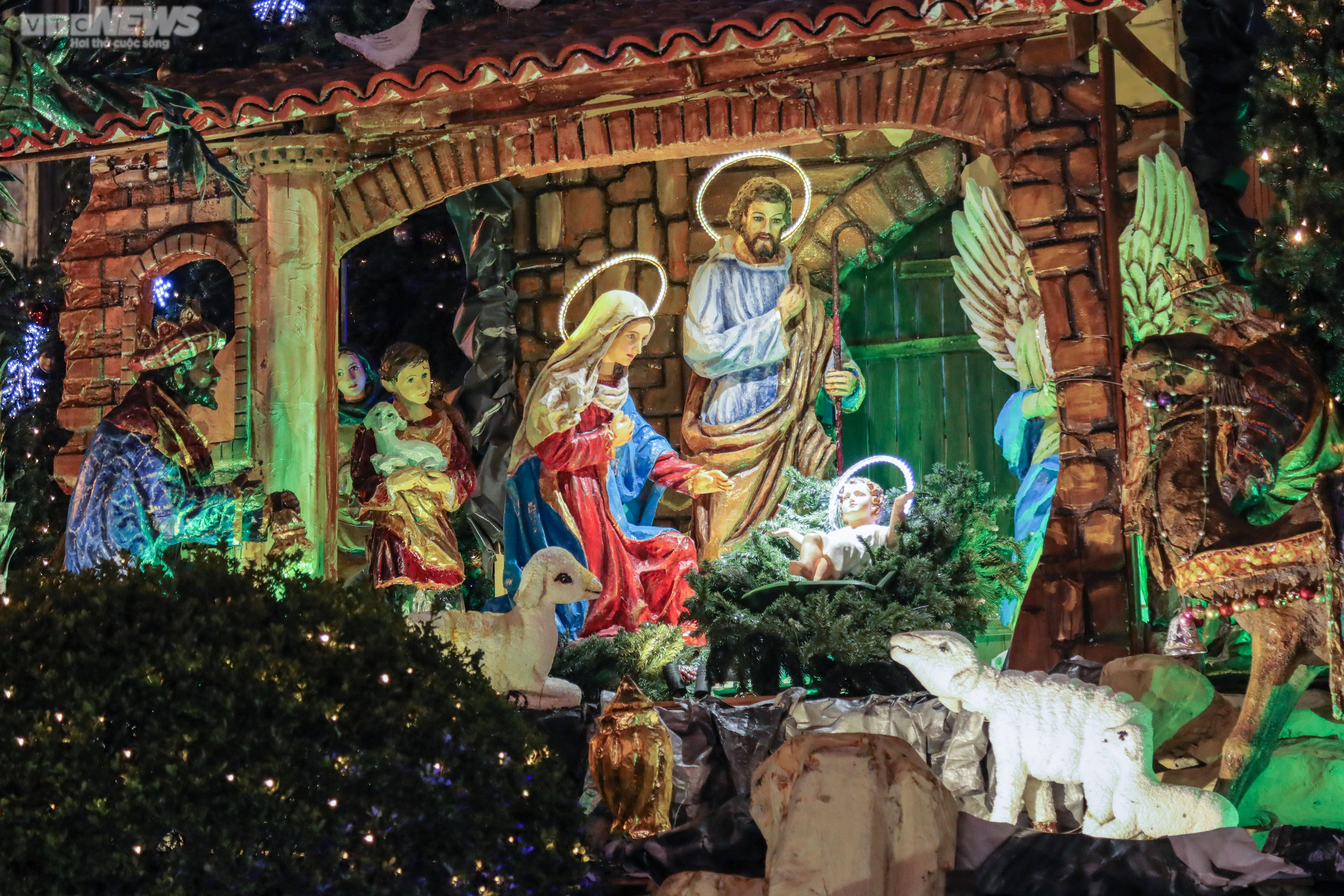 Phố cổ Hà Nội trang hoàng Noel, nườm nượp người vãn cảnh chụp ảnh - 3