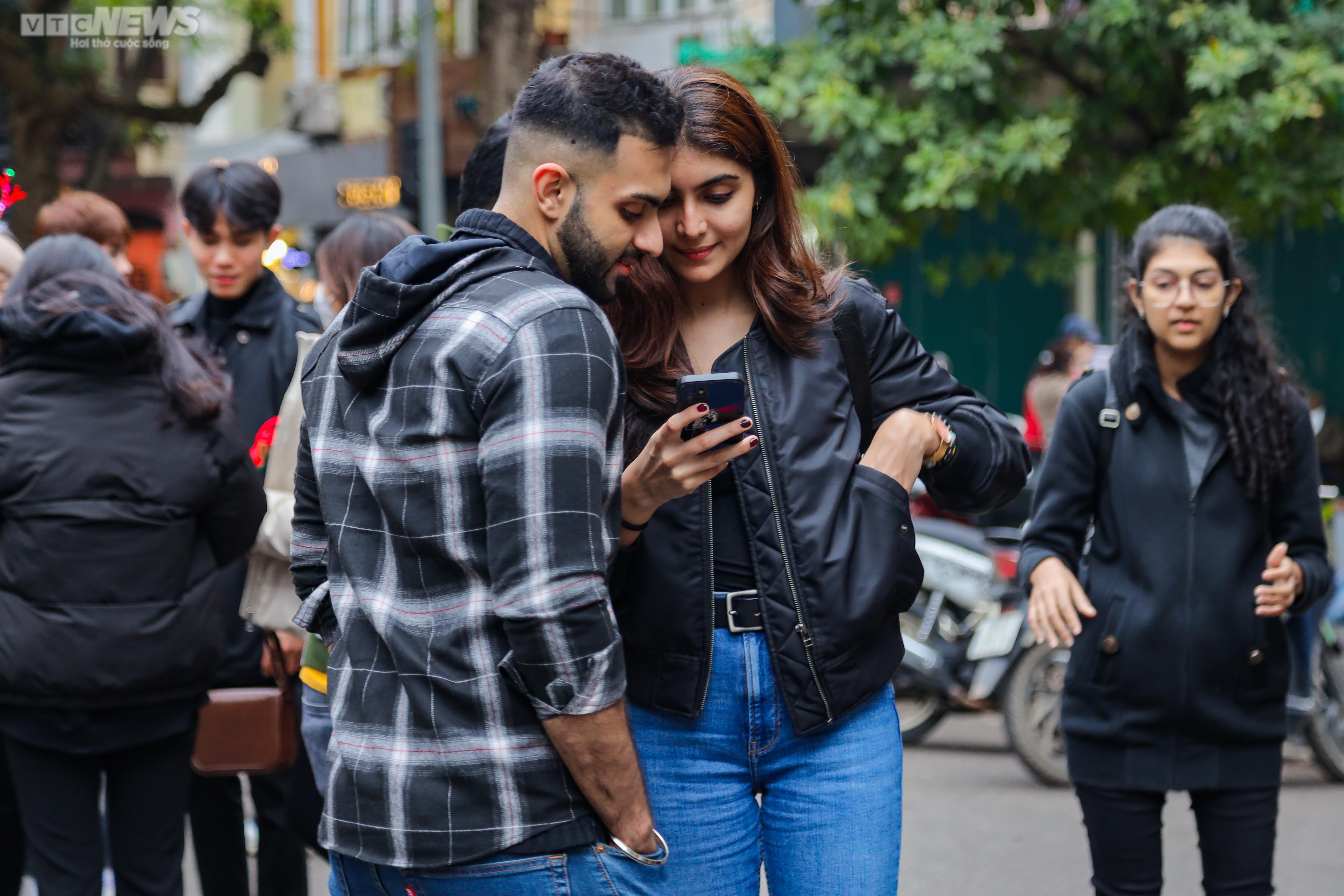 Phố cổ Hà Nội trang hoàng Noel, nườm nượp người vãn cảnh chụp ảnh - 7