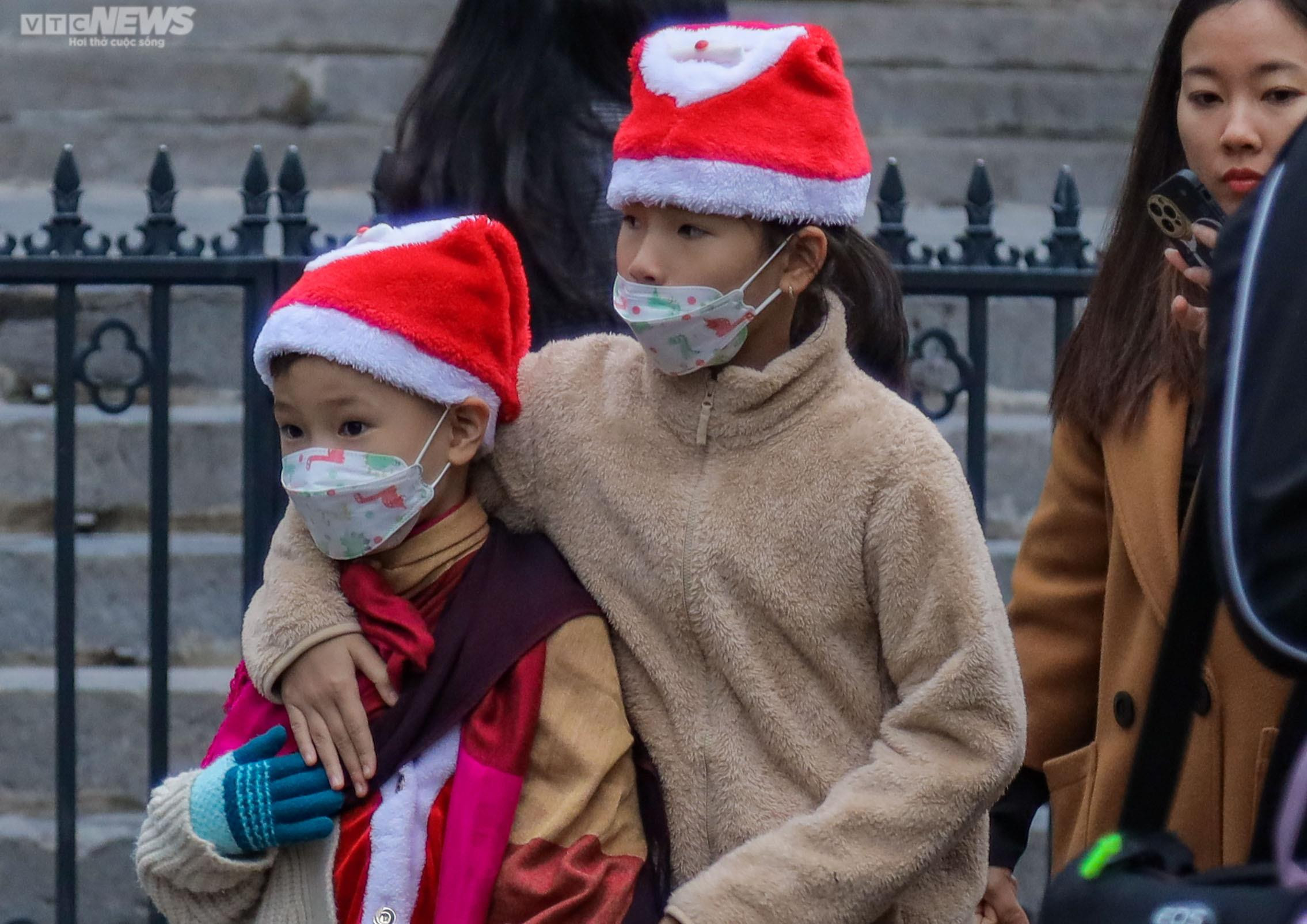 Phố cổ Hà Nội trang hoàng Noel, nườm nượp người vãn cảnh chụp ảnh - 6