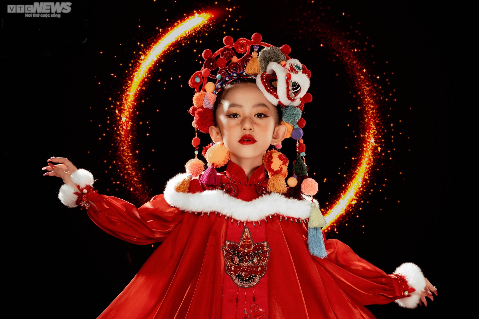 Mẫu nhí Suri Quỳnh Anh 'biến hóa' trên sàn diễn thời trang - 7