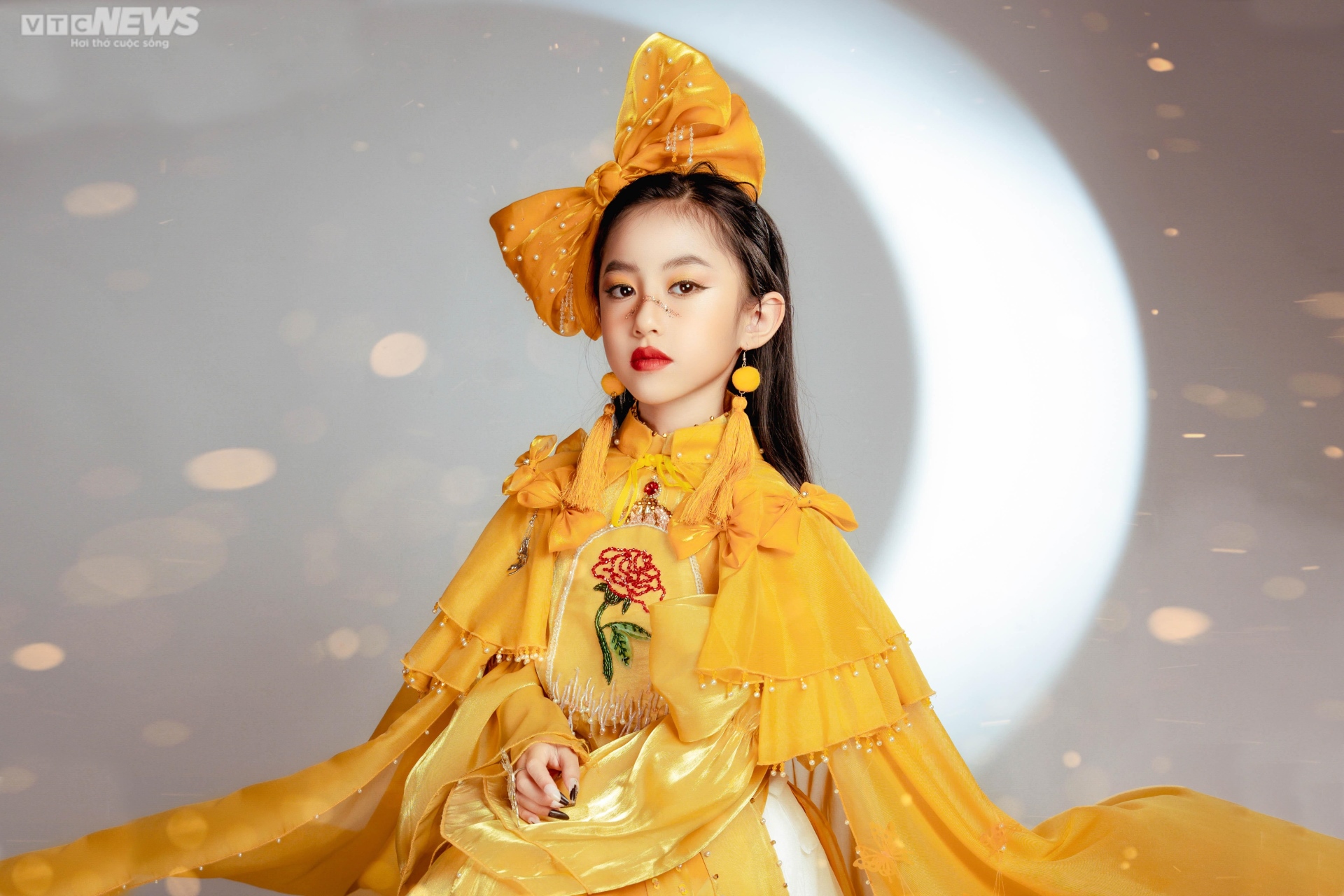 Mẫu nhí Suri Quỳnh Anh 'biến hóa' trên sàn diễn thời trang - 2