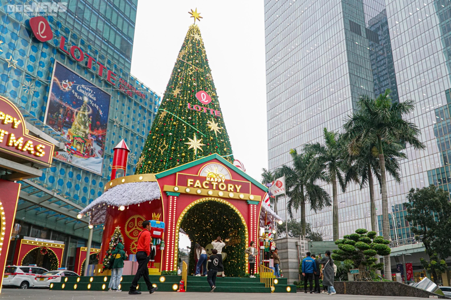 Những cây thông Noel khổng lồ rực rỡ đón Giáng sinh - 2