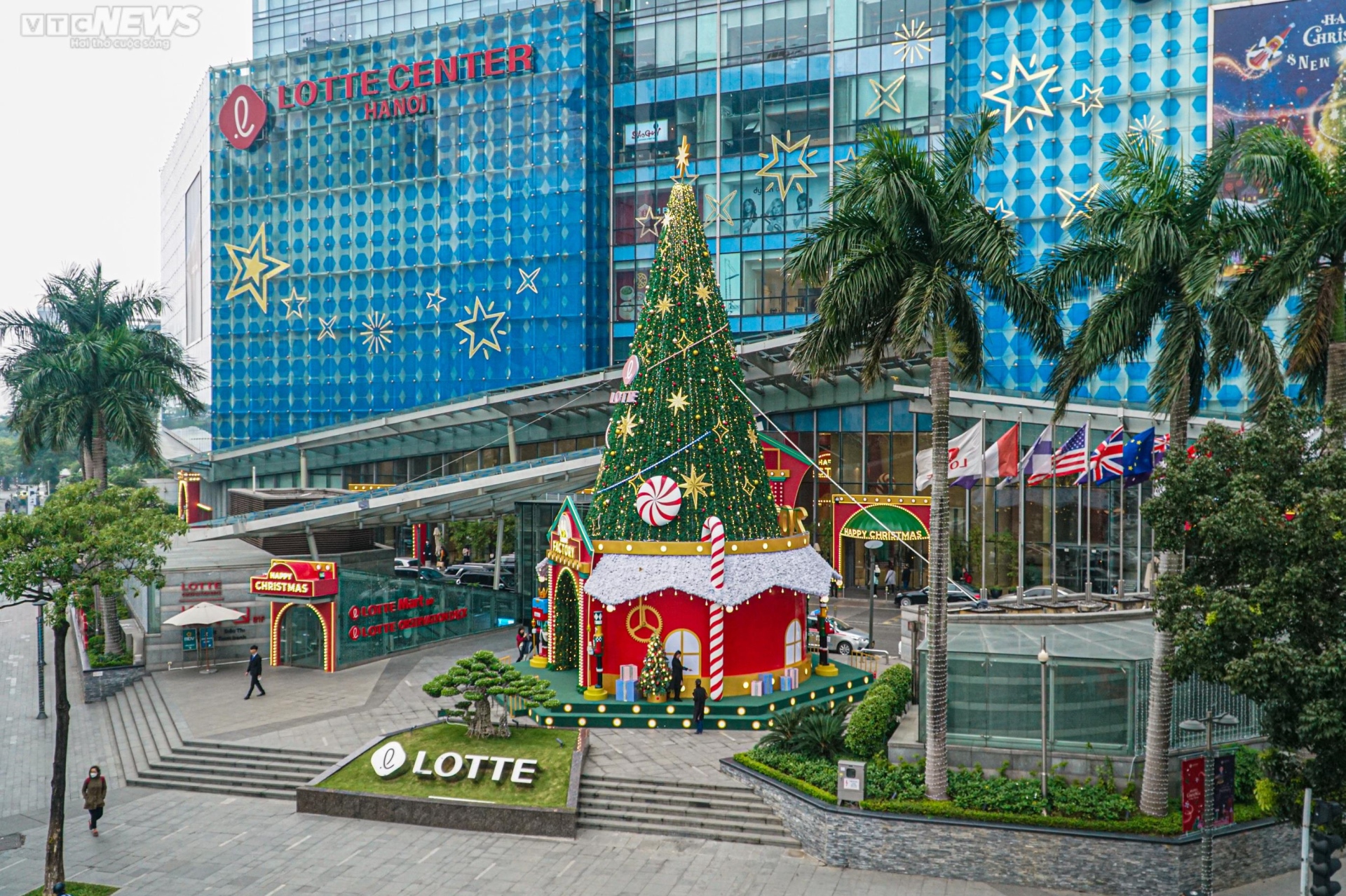 Những cây thông Noel khổng lồ rực rỡ đón Giáng sinh - 1